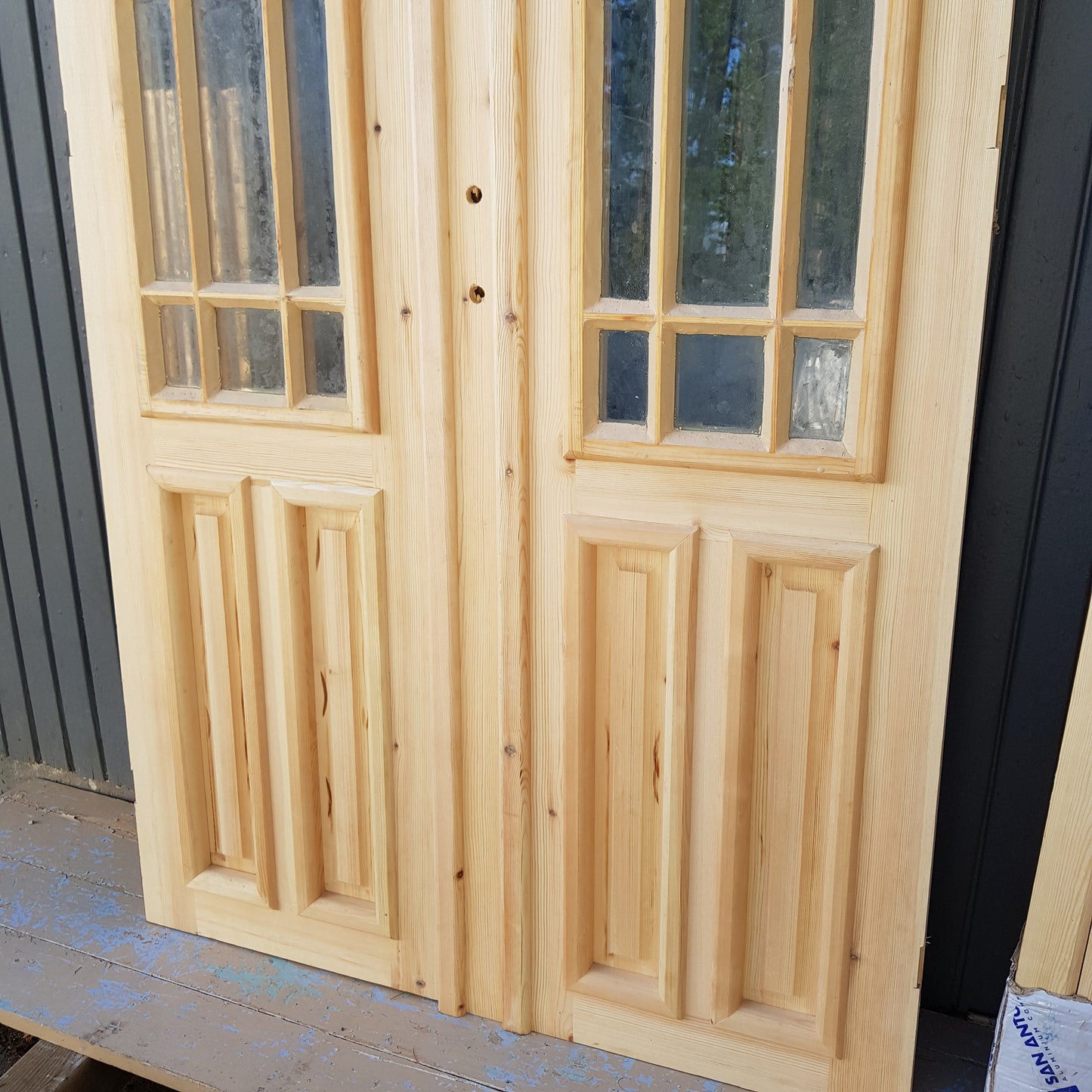 ART 612 Nytillverkad pardörr i gammal stil Mått B120 x H210 cm Öppnas utåt Handtag på höger sida Pris 15000 kr Tillkommer 1000 kr för gångjärn och låskista