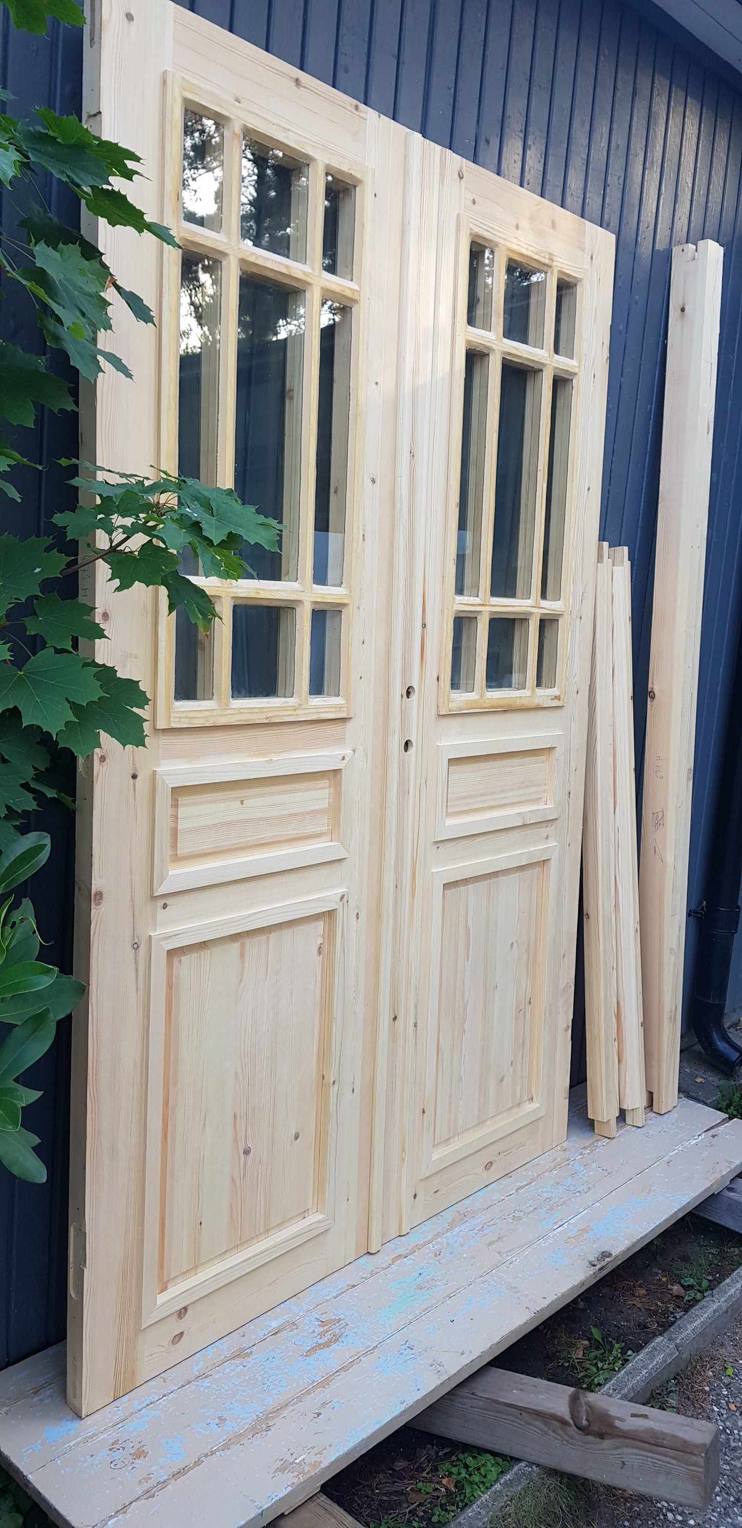 ART 671 Nytillverkad pardörr i gammal stil Mått B140.5 x H211 cm Öppnas utåt Handtag på höger sida Pris 15000 kr Tillkommer 1000 kr för gångjärn och låskista