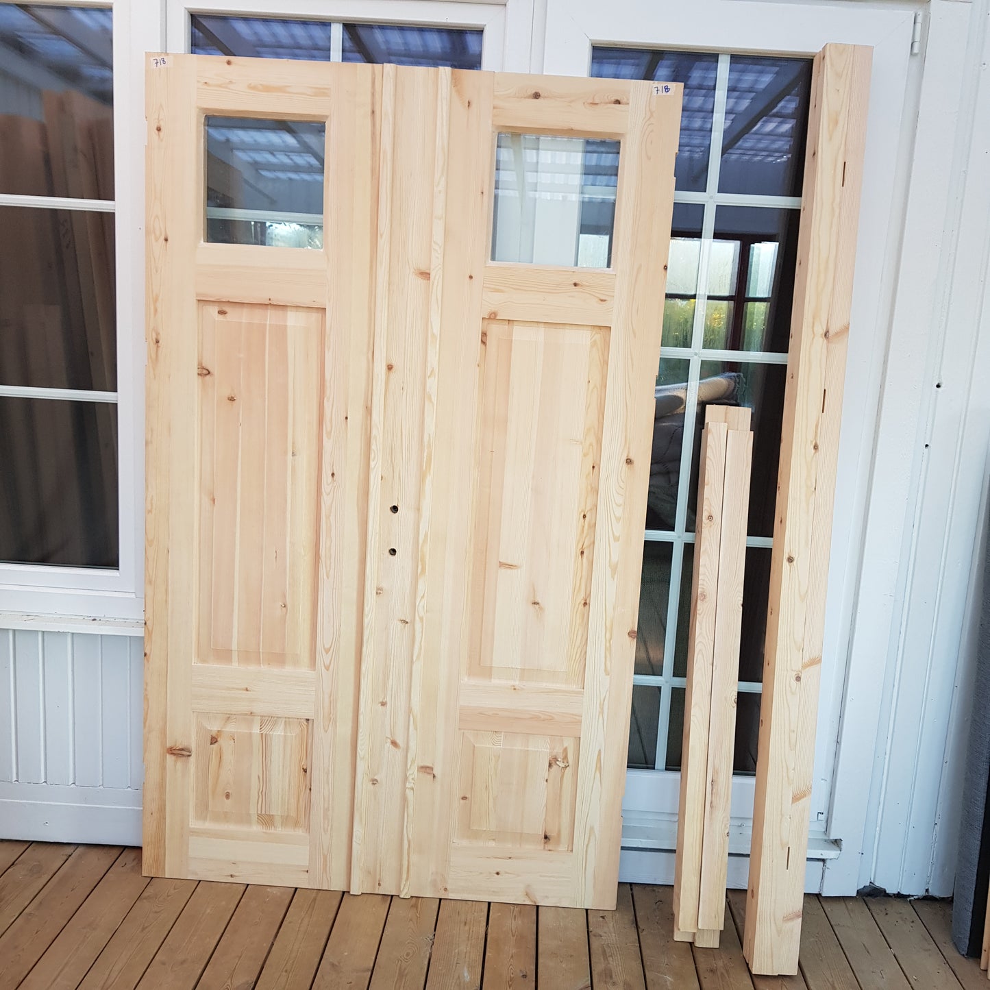 ART 718 Nytillverkad pardörr i gammal stil Mått B130 x H210 cm Öppnas utåt Handtag på höger sida Pris 15000 kr Tillkommer 1000 kr för gångjärn och låskista