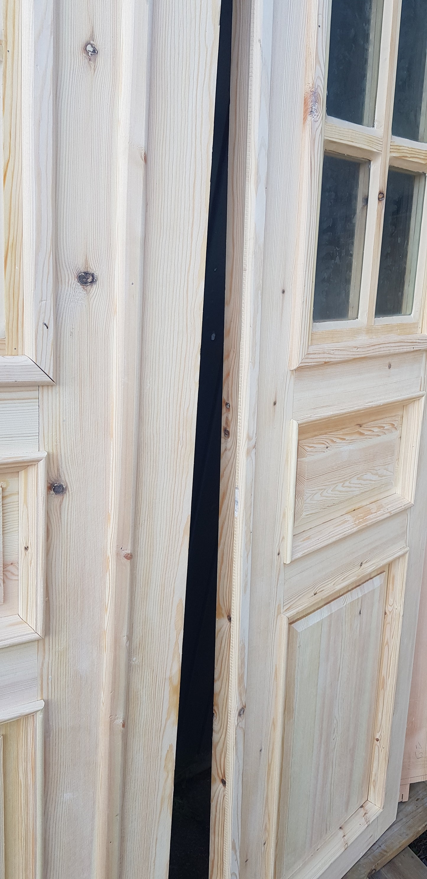 ART 457 Nytillverkad pardörr i gammal stil Mått B130 x H210 cm Öppnas utåt Handtag på höger sida Pris 15000 kr Tillkommer 1000 kr för gångjärn och låskista