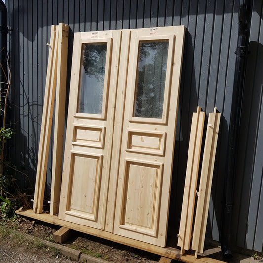 ARTIKELNUMMER 473 Nytillverkade obehandlade pardörrar med dubbelglas i gammal stil inkl. karm karmyttermått Bredd 130 cm Höjd 210 cm Djup dörrblad 4,5 cm Pris: 15000 kr Tillkommer 1000 kr för gångjärn och låskista om man väljer det