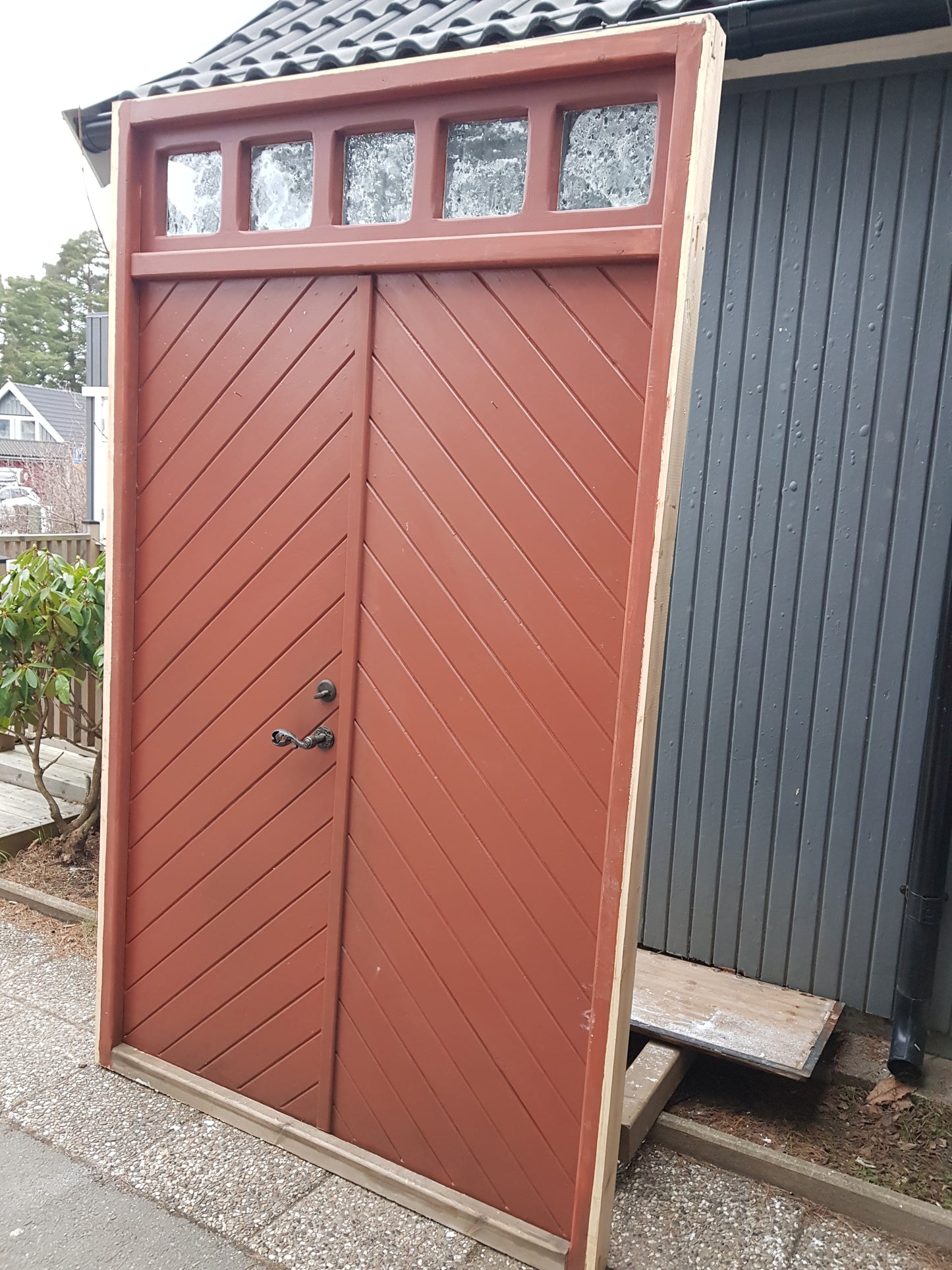 ART 829 - Nytillverkad pardörr i gammal stil med överljus Mått B145 x H245.5 cm Öppnas utåt Handtag på höger sida Pris 17000 kr Tillkommer 1000 kr för gångjärn och låskista