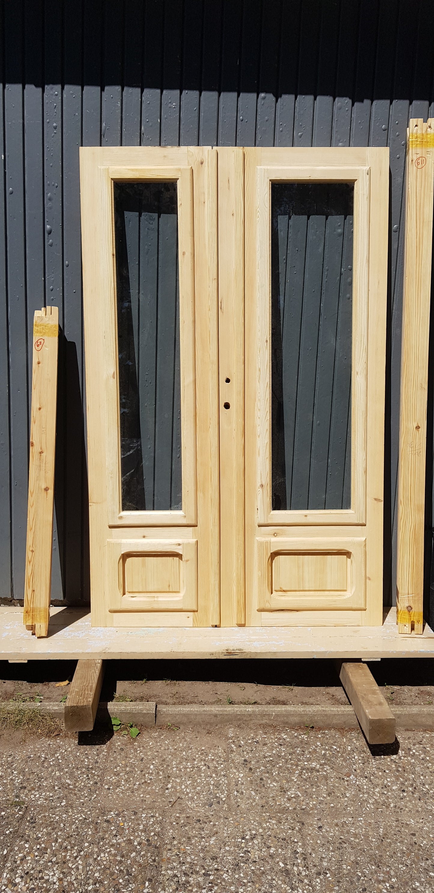 ARTIKELNUMMER 611 Nytillverkad pardörr med glas Mått: B 130 H 200 Pris: 15000 kr