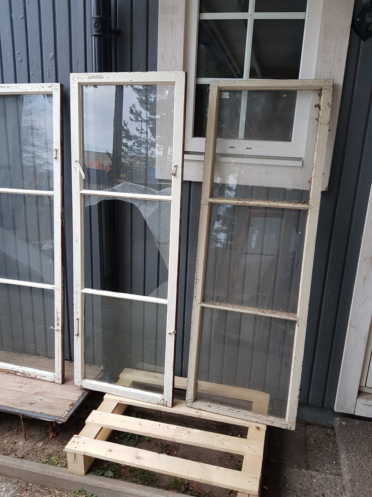 Art 01T 6st B53 H151 D3 munblåsta 3st hela i glas 3st någon ruta sönder 1000 kr per st