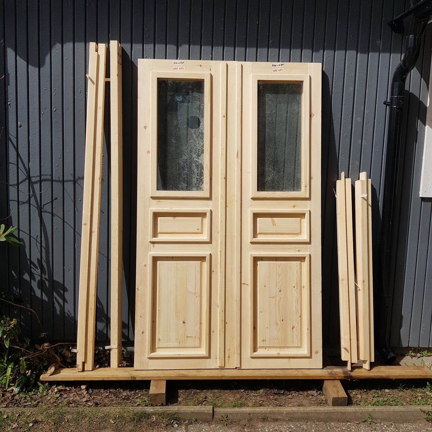 ARTIKELNUMMER 473 Nytillverkade obehandlade pardörrar med dubbelglas i gammal stil inkl. karm karmyttermått Bredd 130 cm Höjd 210 cm Djup dörrblad 4,5 cm Pris: 15000 kr Tillkommer 1000 kr för gångjärn och låskista om man väljer det