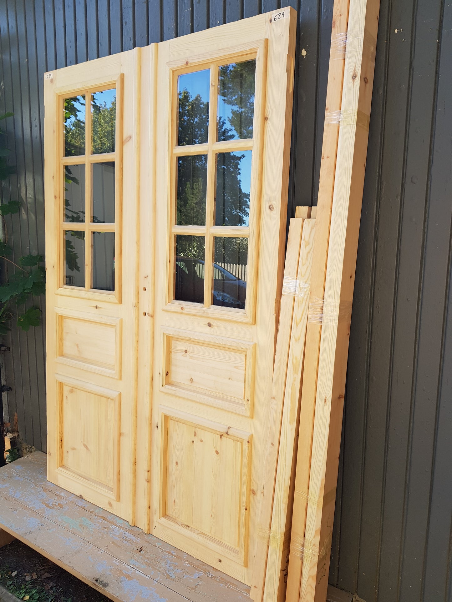 ART 689 Nytillverkad pardörr i gammal stil Mått B140 x H210 cm Öppnas utåt Handtag på höger sida Pris 15000 kr Tillkommer 1000 kr för gångjärn och låskista