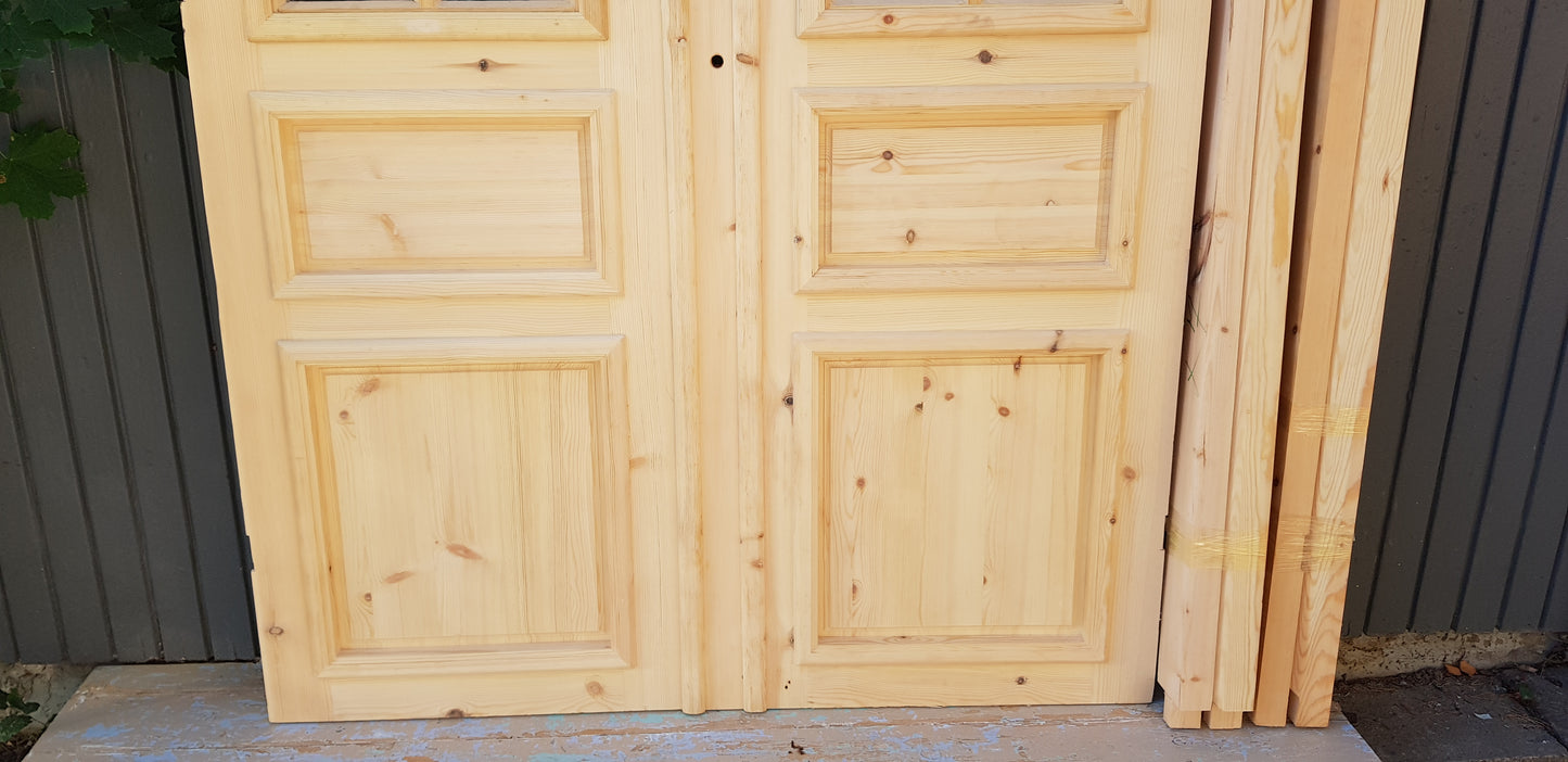 ART 689 Nytillverkad pardörr i gammal stil Mått B140 x H210 cm Öppnas utåt Handtag på höger sida Pris 15000 kr Tillkommer 1000 kr för gångjärn och låskista