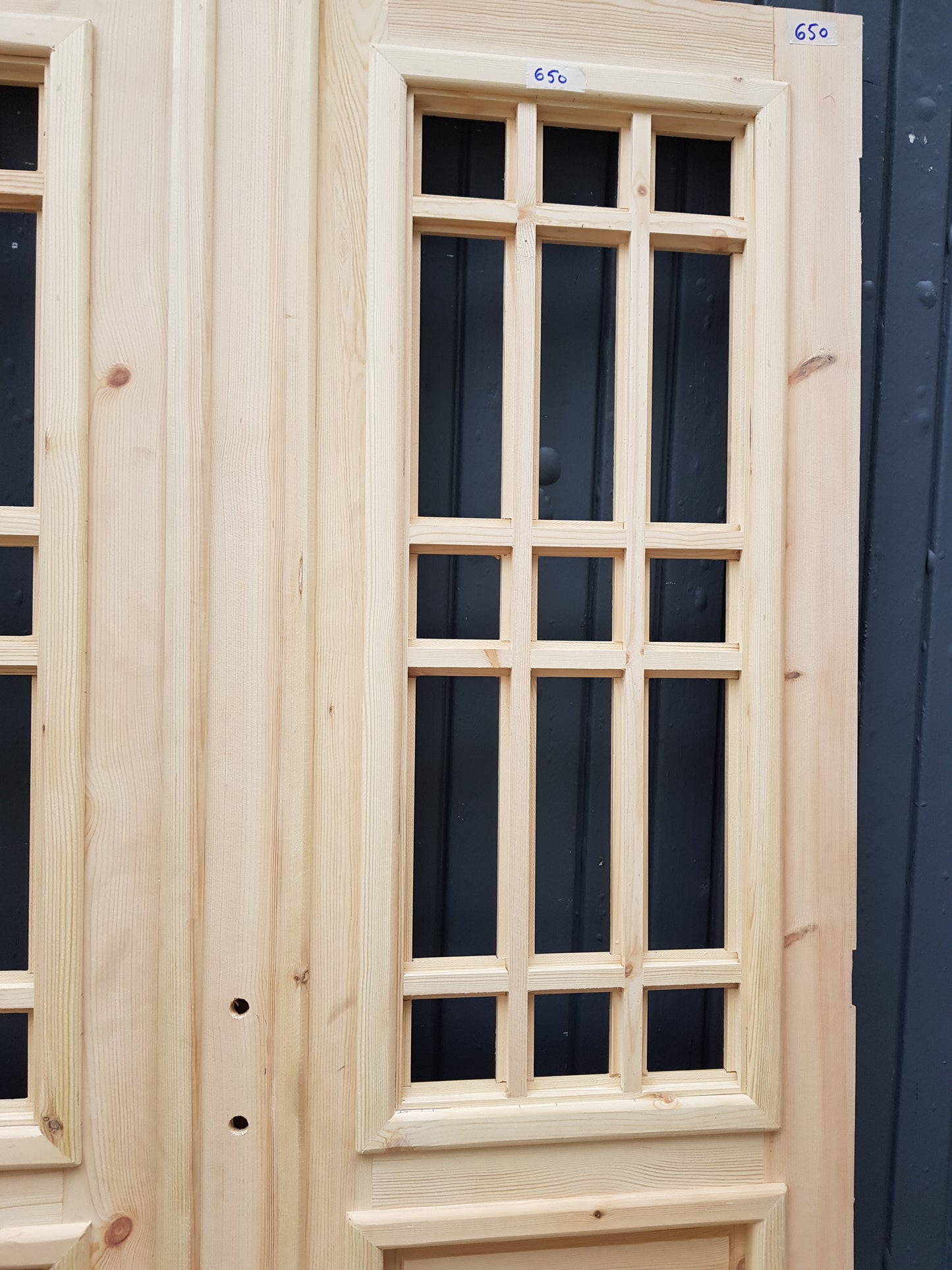 ART 650 Nytillverkad pardörr i gammal stil Mått B130 x H210 cm Öppnas utåt Handtag på höger sida Pris 15000 kr Tillkommer 1000 kr för gångjärn och låskista