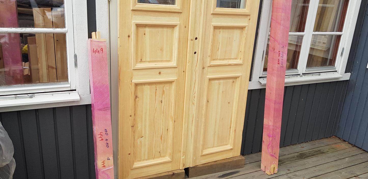 ART 449 Nytillverkad pardörr i gammal stil Mått B120 x H210 cm Öppnas utåt Handtag på höger sida Pris 15000 kr Tillkommer 1000 kr för gångjärn och låskista