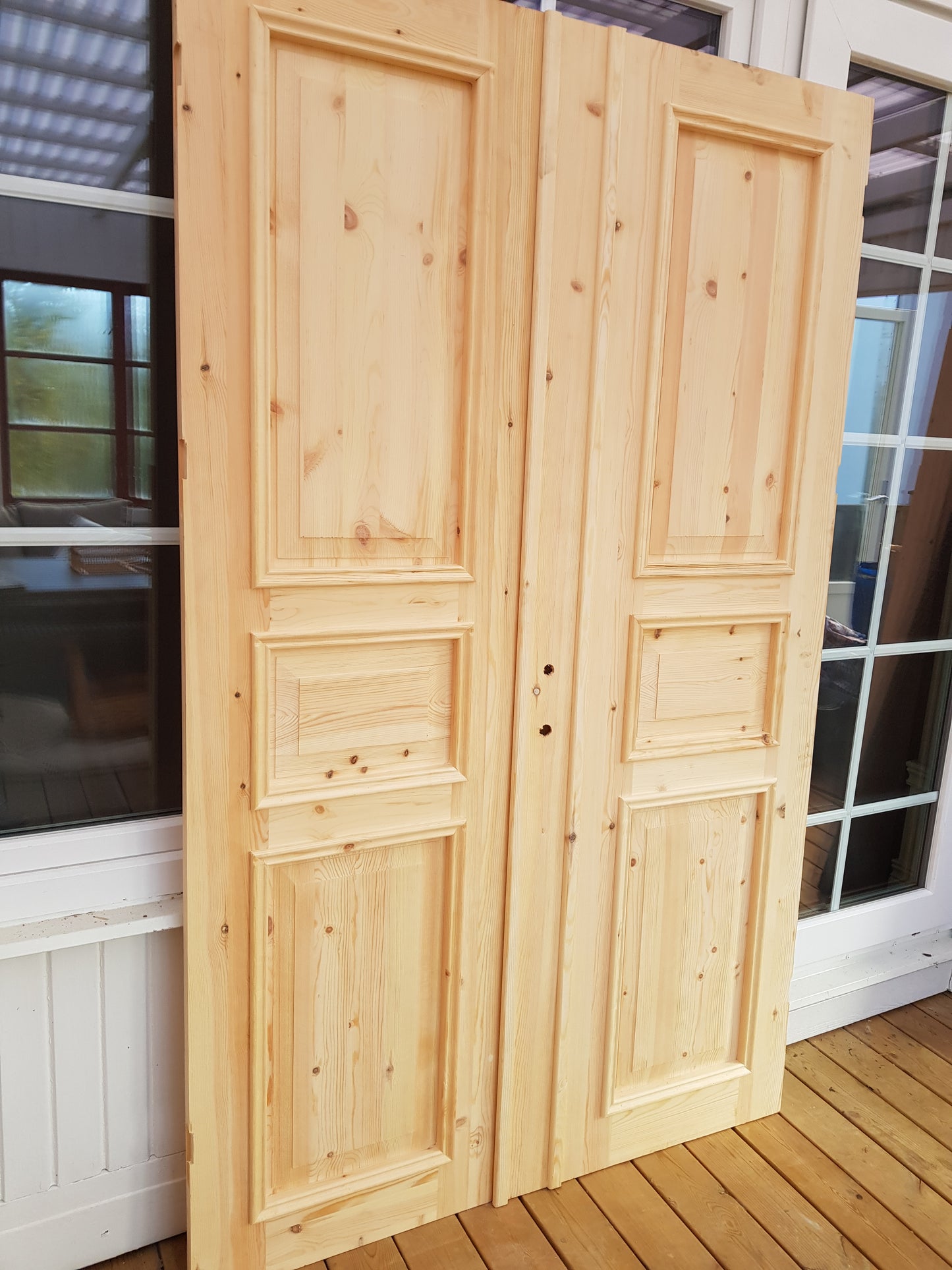 ART 721 Nytillverkad pardörr i gammal stil Mått B130 x H210 cm Öppnas utåt Handtag på höger sida Pris 15000 kr Tillkommer 1000 kr för gångjärn och låskista