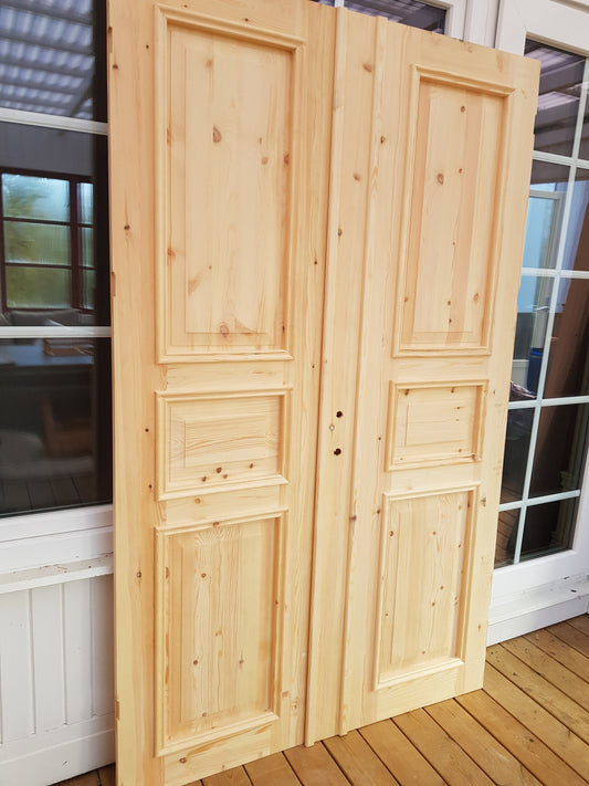 ART 721 Nytillverkad pardörr i gammal stil Mått B130 x H210 cm Öppnas utåt Handtag på höger sida Pris 15000 kr Tillkommer 1000 kr för gångjärn och låskista