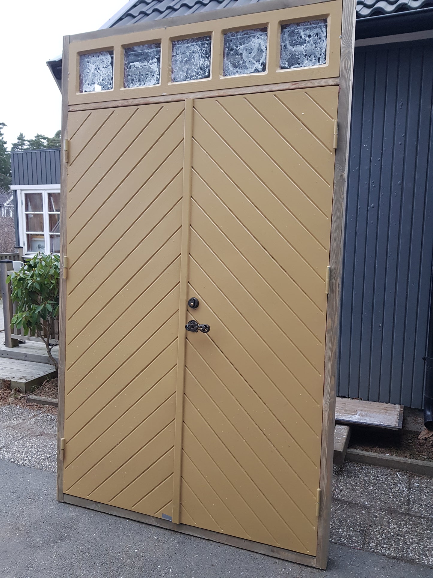 ART 829 - Nytillverkad pardörr i gammal stil med överljus Mått B145 x H245.5 cm Öppnas utåt Handtag på höger sida Pris 17000 kr Tillkommer 1000 kr för gångjärn och låskista
