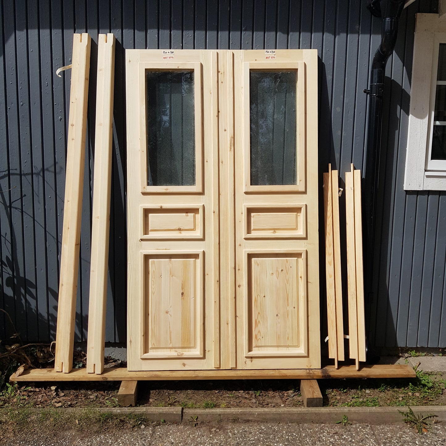 ARTIKELNUMMER 474 Nytillverkade obehandlade pardörrar med dubbelglas i gammal stil inkl. karm karmyttermått Bredd 130 cm Höjd 210 cm Djup dörrblad 4,5 cm Pris: 13000 kr Tillkommer 1000 kr för gångjärn och låskista om man väljer det