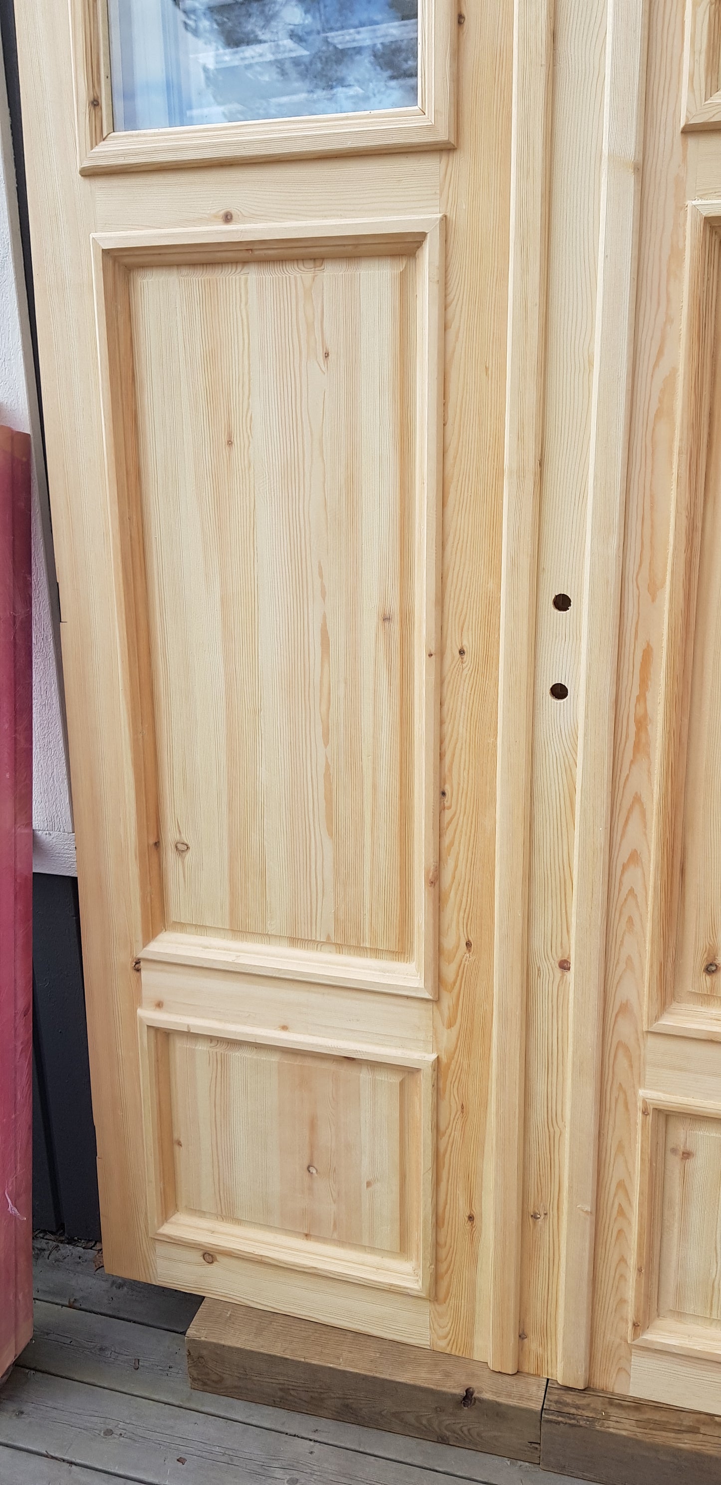 ARTIKELNUMMER 451 Nytillverkade obehandlade pardörrar med dubbelglas i gammal stil inkl karm karmyttermått Bredd 140 cm Höjd 210 cm Djup dörrblad 4,5 cm Pris: 15000 kr Tillkommer 1000 kr för gångjärn och låskista om man väljer det