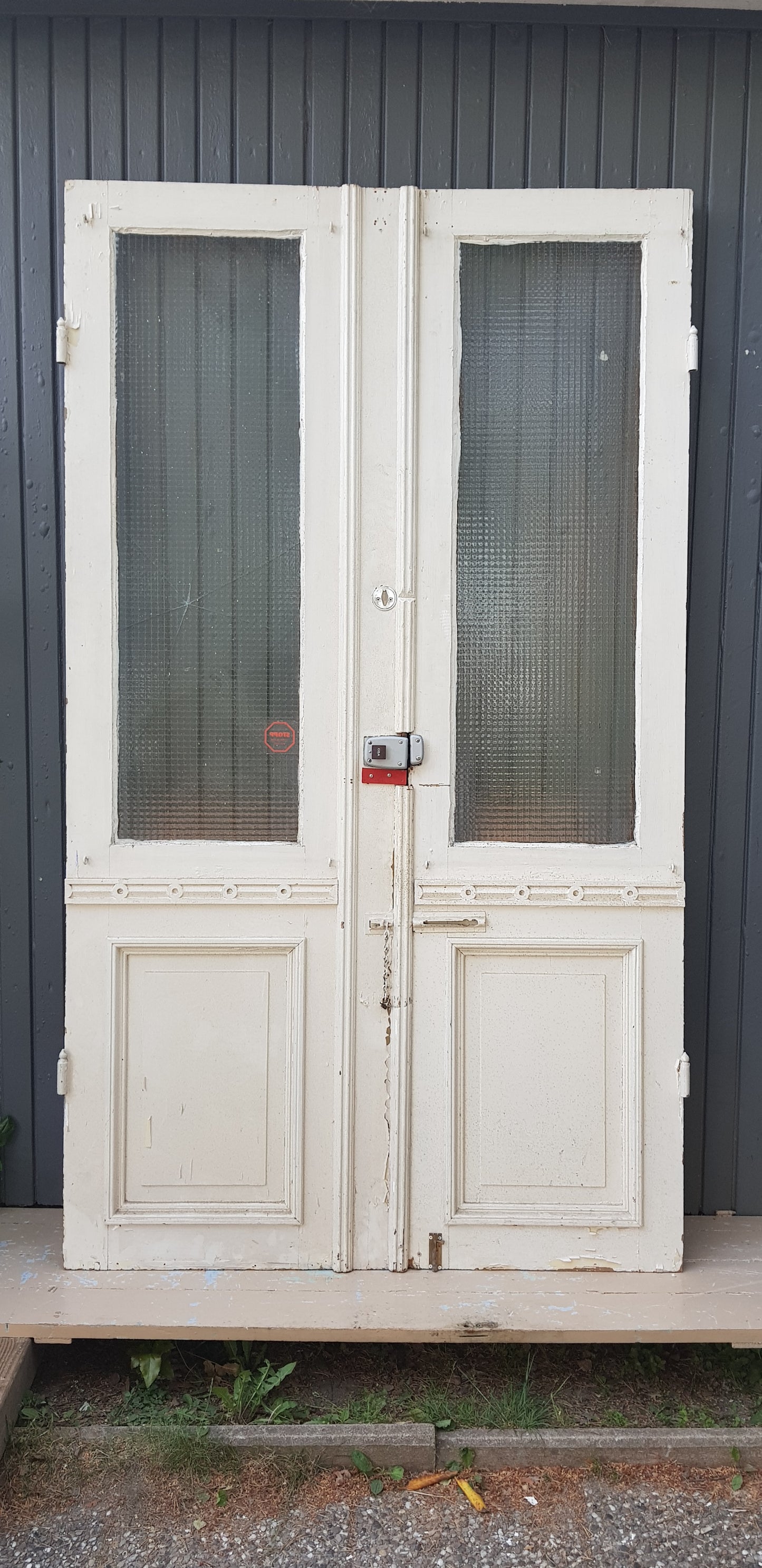 ARTIKELNUMMER 555 En äldre pardörr utan karm Mått: B 69,5 +57 H 221 D 4,5 Paris: 11000 k