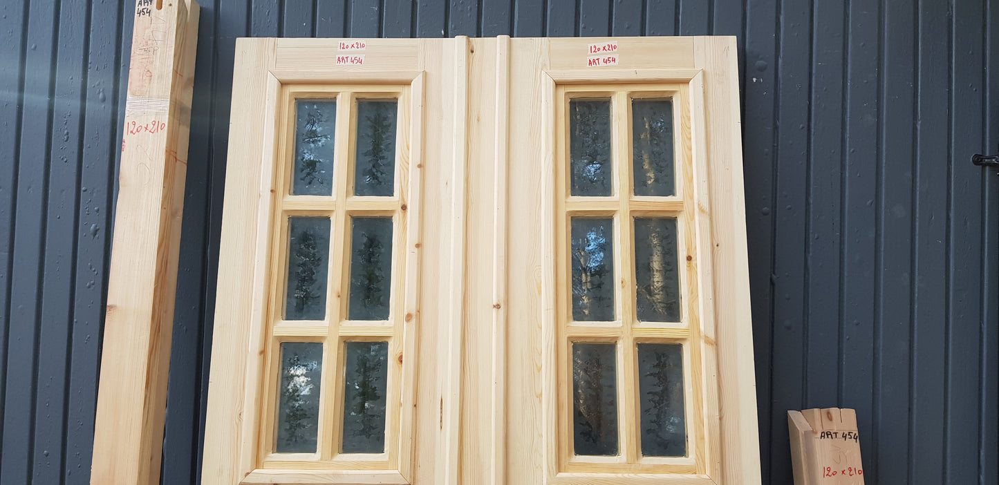 ART 454 Nytillverkad pardörr i gammal stil Mått B120 x H210 cm Öppnas utåt Handtag på höger sida Pris 15000 kr Tillkommer 1000 kr för gångjärn och låskista