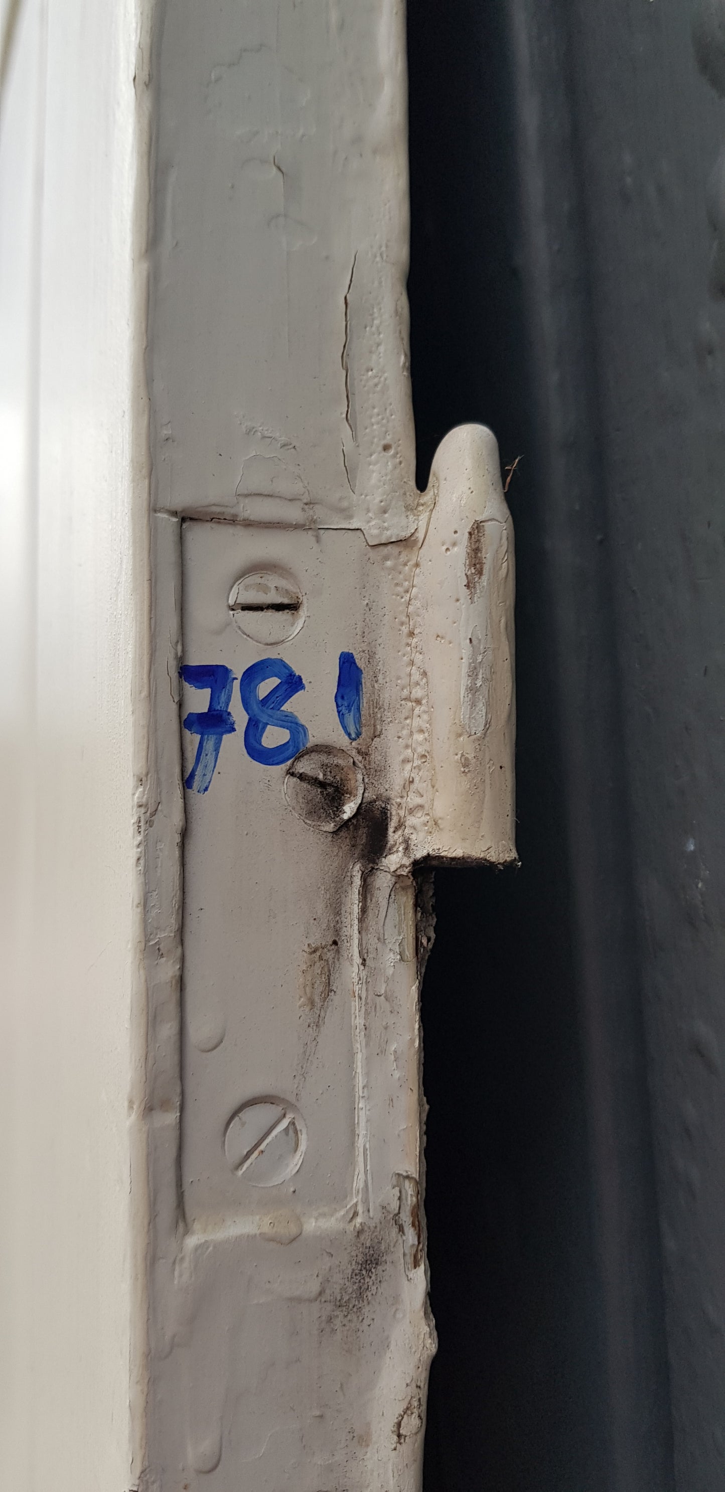 ART 781 B67 H196.5 D3 PRIS 2500 KR VÄNSTER