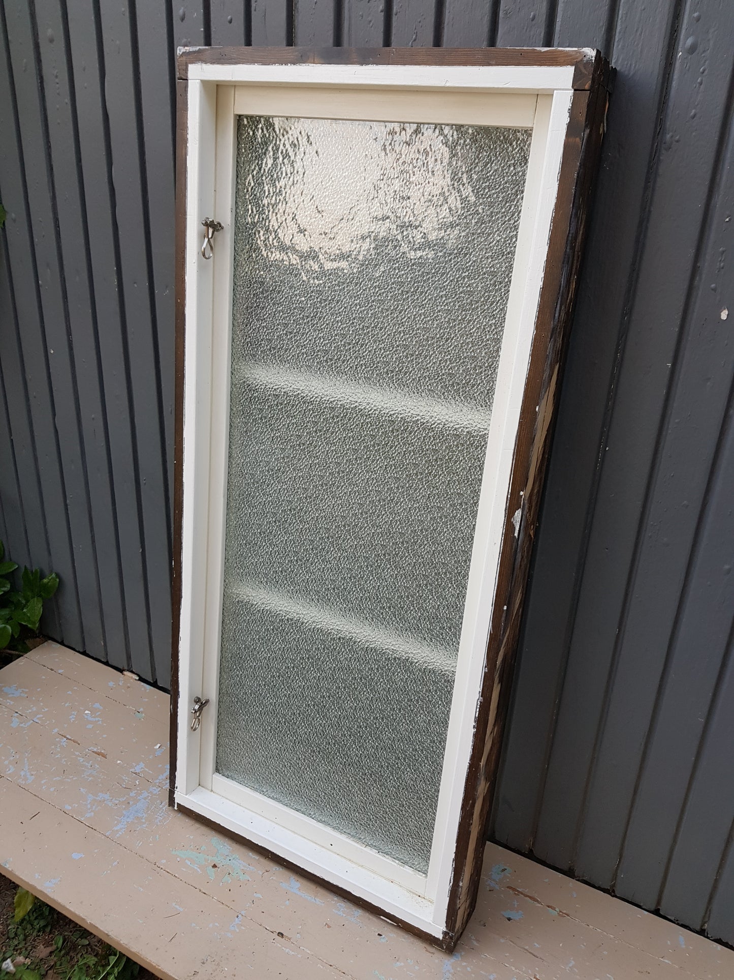 ARTIKELNUMMER 557  1 st kopplad badrumsfönster med spröjs  Mått: B 58,5 H 128,5  Pris:2500 Kr
