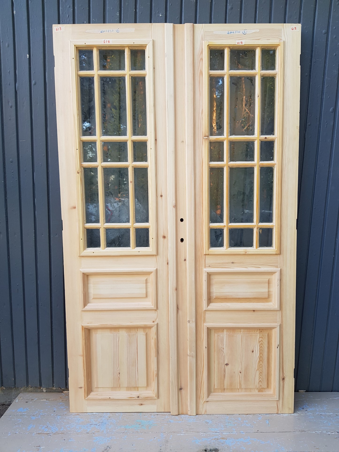ART 618 Nytillverkad pardörr i gammal stil Mått B130 x H210 cm Öppnas utåt Handtag på höger sida Pris 15000 kr Tillkommer 1000 kr för gångjärn och låskista