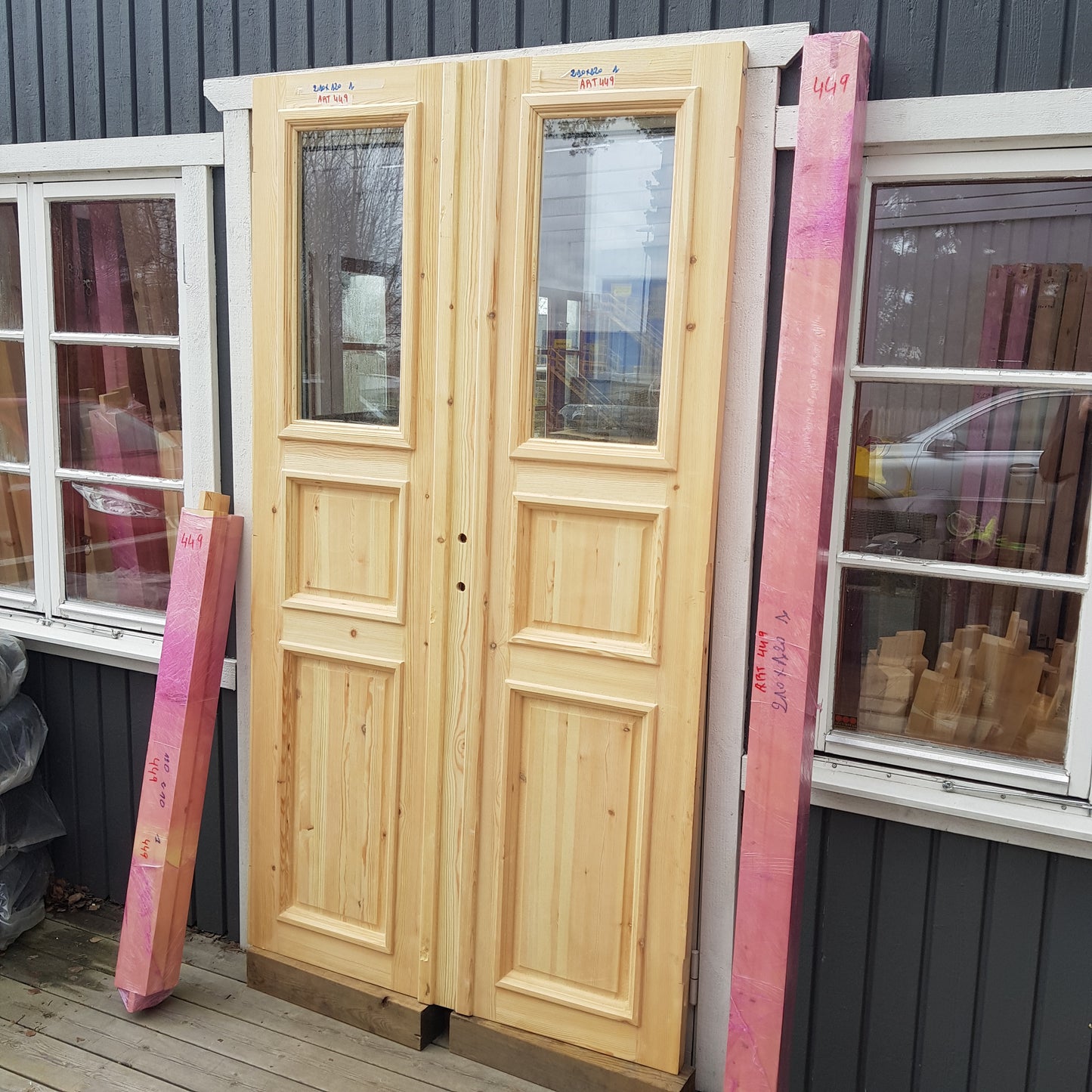 ART 449 Nytillverkad pardörr i gammal stil Mått B120 x H210 cm Öppnas utåt Handtag på höger sida Pris 15000 kr Tillkommer 1000 kr för gångjärn och låskista