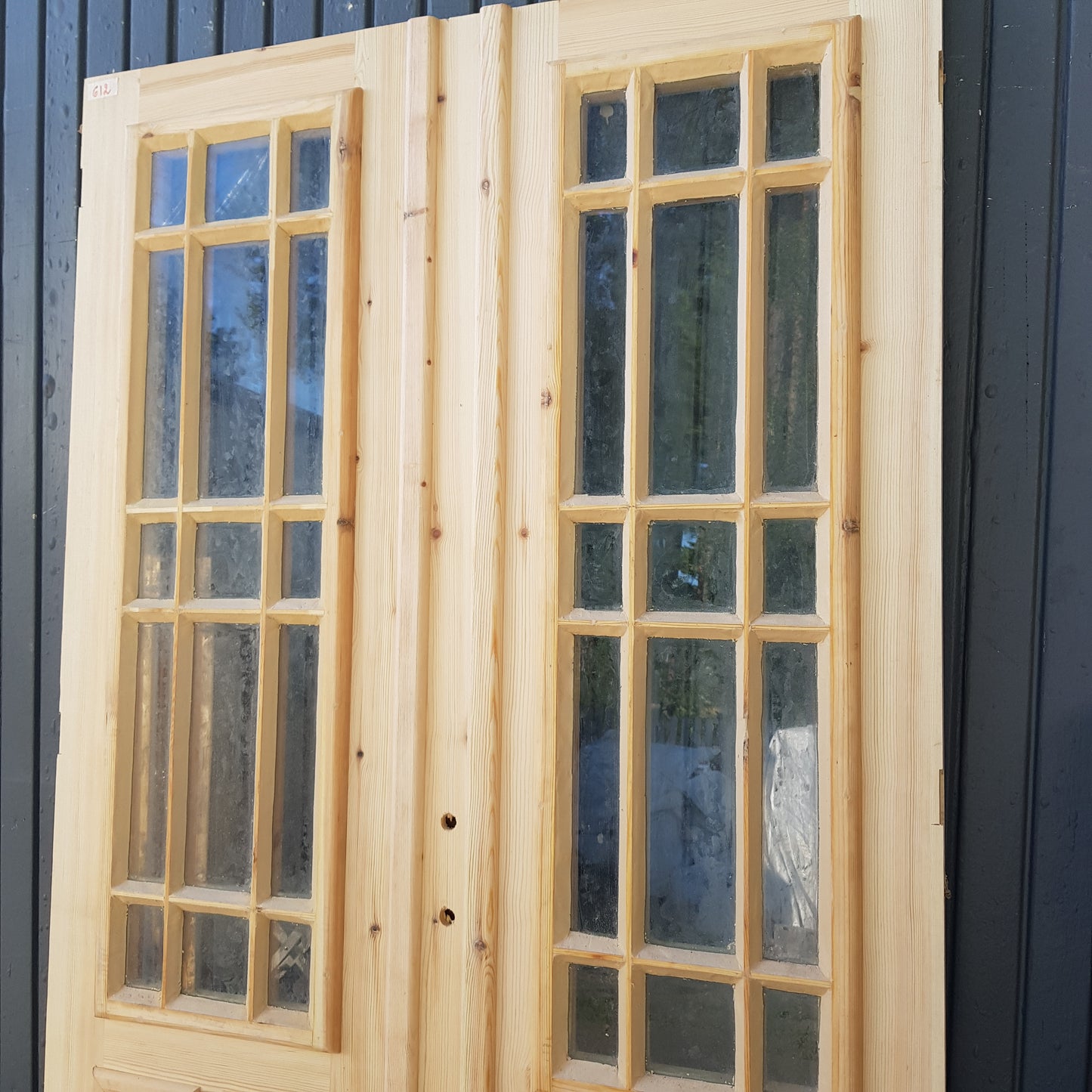 ART 612 Nytillverkad pardörr i gammal stil Mått B120 x H210 cm Öppnas utåt Handtag på höger sida Pris 15000 kr Tillkommer 1000 kr för gångjärn och låskista
