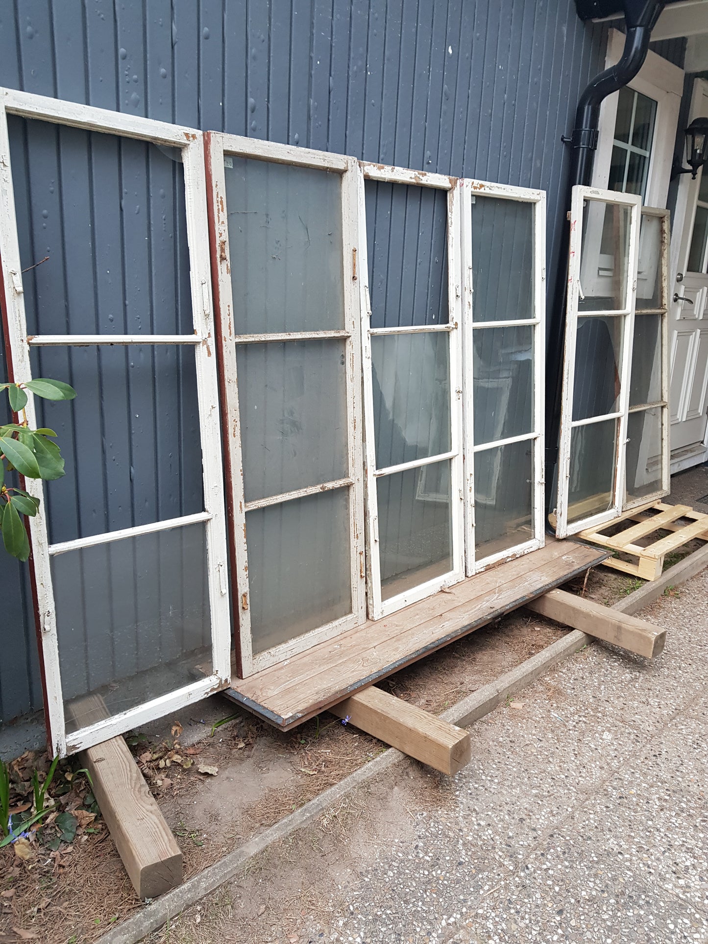 Art 01T 6st B53 H151 D3 munblåsta 3st hela i glas 3st någon ruta sönder 1000 kr per st