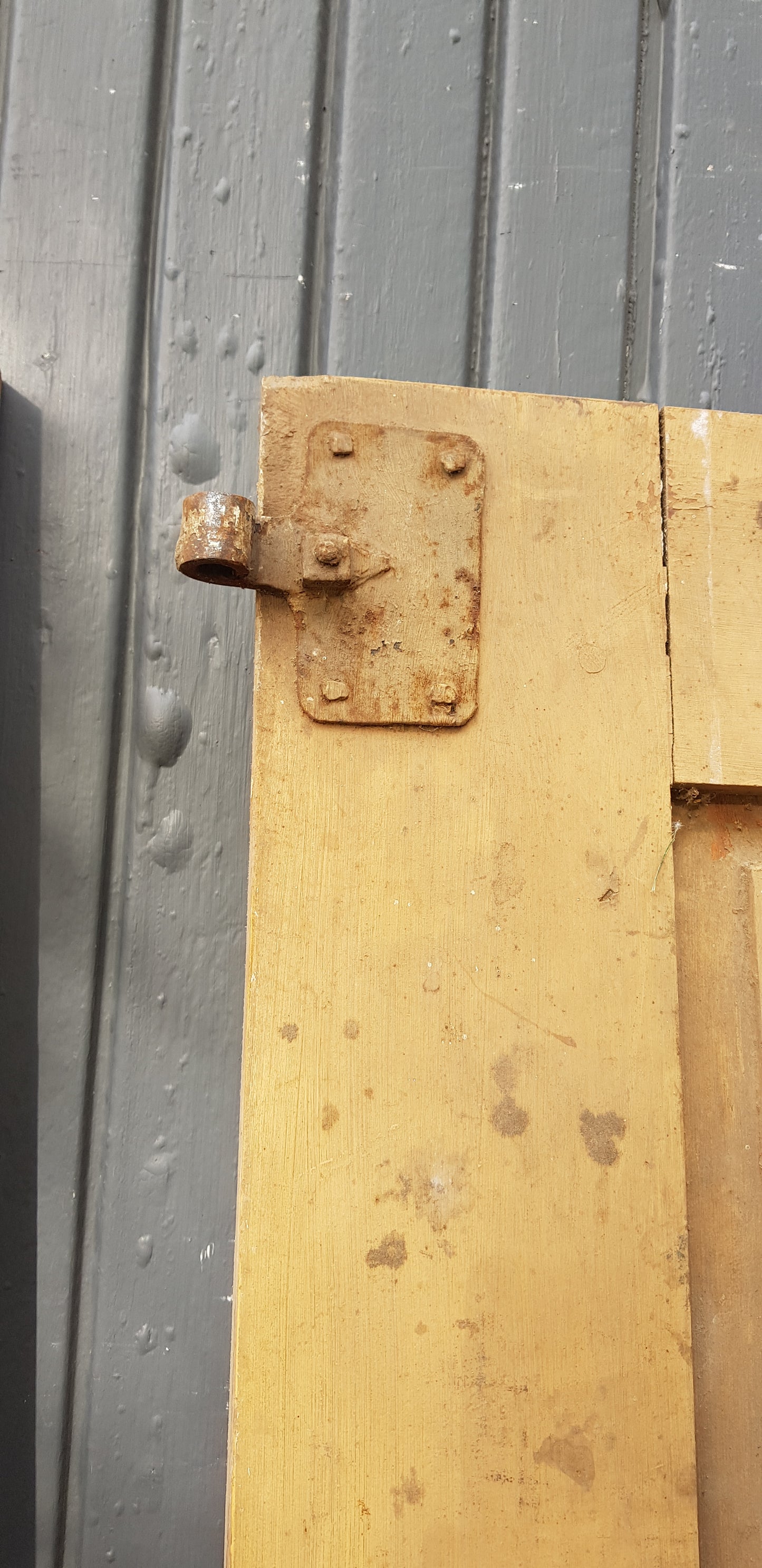 ARTIKELNUMMER 01 Härlig och fin Antik pardörr från 1700 talet komplett med karm