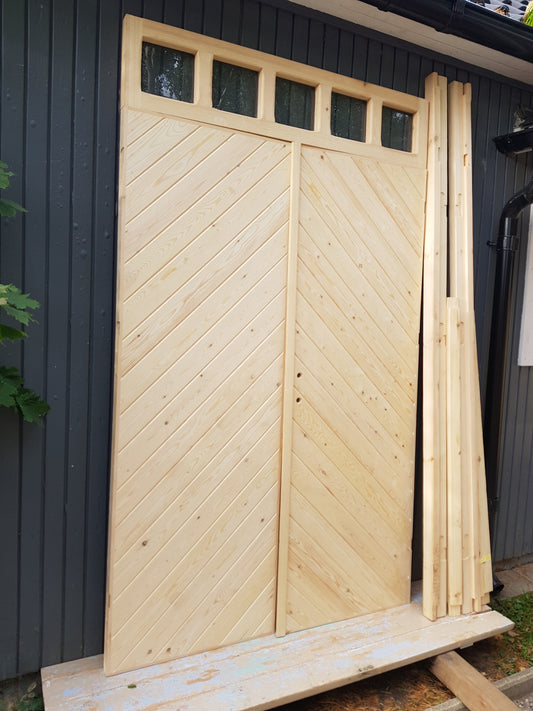 ART 723 - Nytillverkad pardörr i gammal Mått B145 x H210 cm Öppnas utåt Handtag på höger sida Dubbel glas Pris 17000 kr Tillkommer 1000 kr för gångjärn och låskista