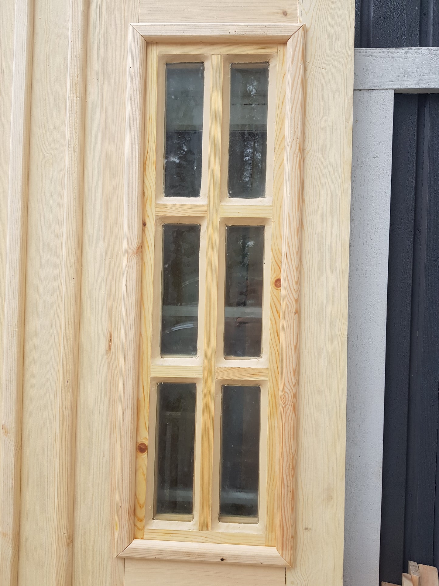 ARTIKELNUMMER 456 Nytillverkade obehandlade pardörrar med kittade dubbelglas i gammal stil inkl karm karmyttermått Bredd 110 cm Höjd 210 cm Djup dörrblad 4,5 cm säljes utan gångjärn och låskista Pris: 15000 kr