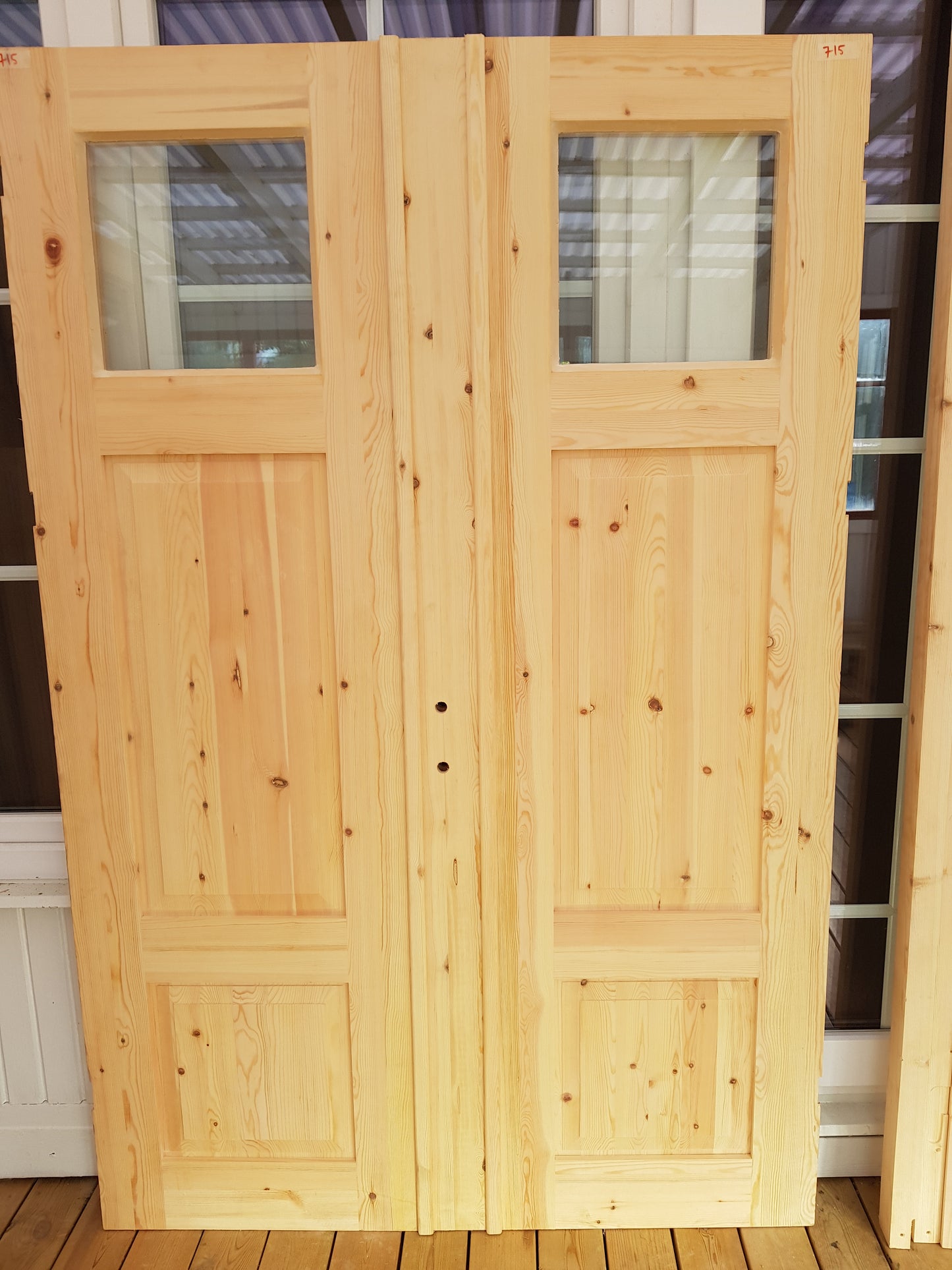 ART 715 Nytillverkad pardörr i gammal stil Mått B140 x H210 cm Öppnas utåt Handtag på höger sida Pris 15000 kr Tillkommer 1000 kr för gångjärn och låskista