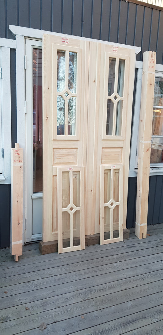 ARTIKELNUMMER 471 Nytillverkade obehandlade pardörrar med dubbelglas i gammal stil inkl karm karmyttermått Bredd 110 cm Höjd 210 cm Djup dörrblad 4,5 cm Pris: 15000 kr Tillkommer 1000 kr för gångjärn och låskista om man väljer det