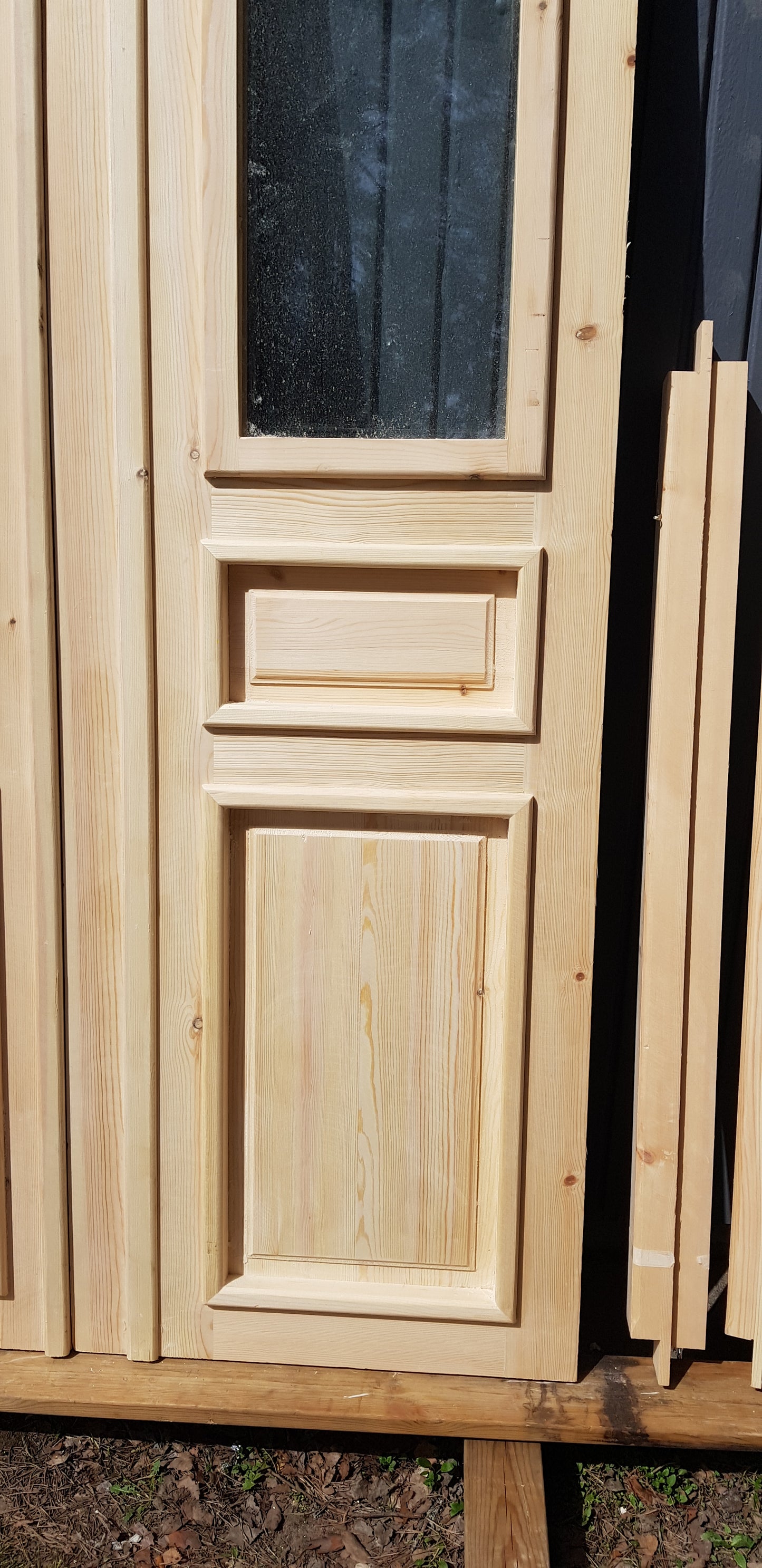 ART 476 Nytillverkad pardörr i gammal stil Mått B130 x H210 cm Öppnas utåt Handtag på höger sida Pris 15000 kr Tillkommer 1000 kr för gångjärn och låskista