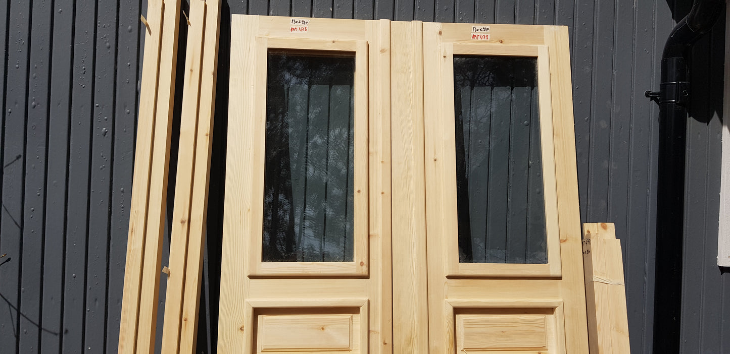 ARTIKELNUMMER 478 Nytillverkade obehandlade pardörrar med dubbelglas i gammal stil inkl. karm karmyttermått Bredd 130 cm Höjd 210 cm Djup dörrblad 4,5 cm Pris: 15000 kr Tillkommer 1000 kr för gångjärn och låskista