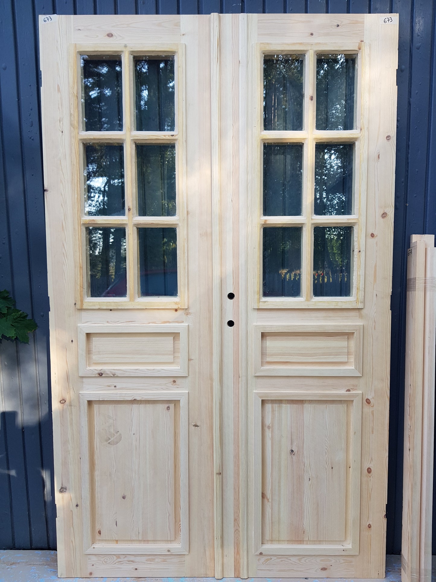 ART 673 Nytillverkad pardörr i gammal stil Mått B130.5 x H211 cm Öppnas utåt Handtag på höger sida Pris 15000 kr Tillkommer 1000 kr för gångjärn och låskista
