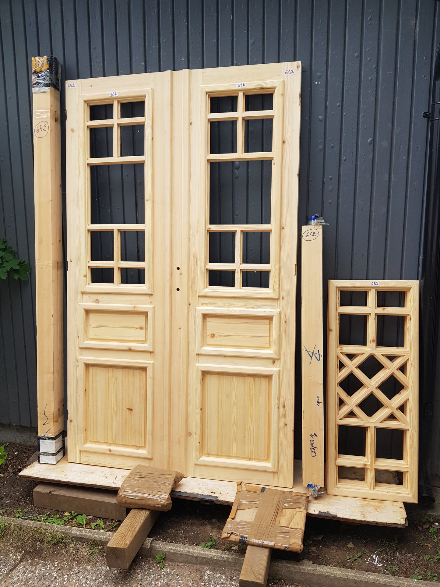 ART 652 Nytillverkad pardörr i gammal stil Mått B130 x H210 cm Öppnas utåt Handtag på höger sida Pris 15000 kr Tillkommer 1000 kr för gångjärn och låskista