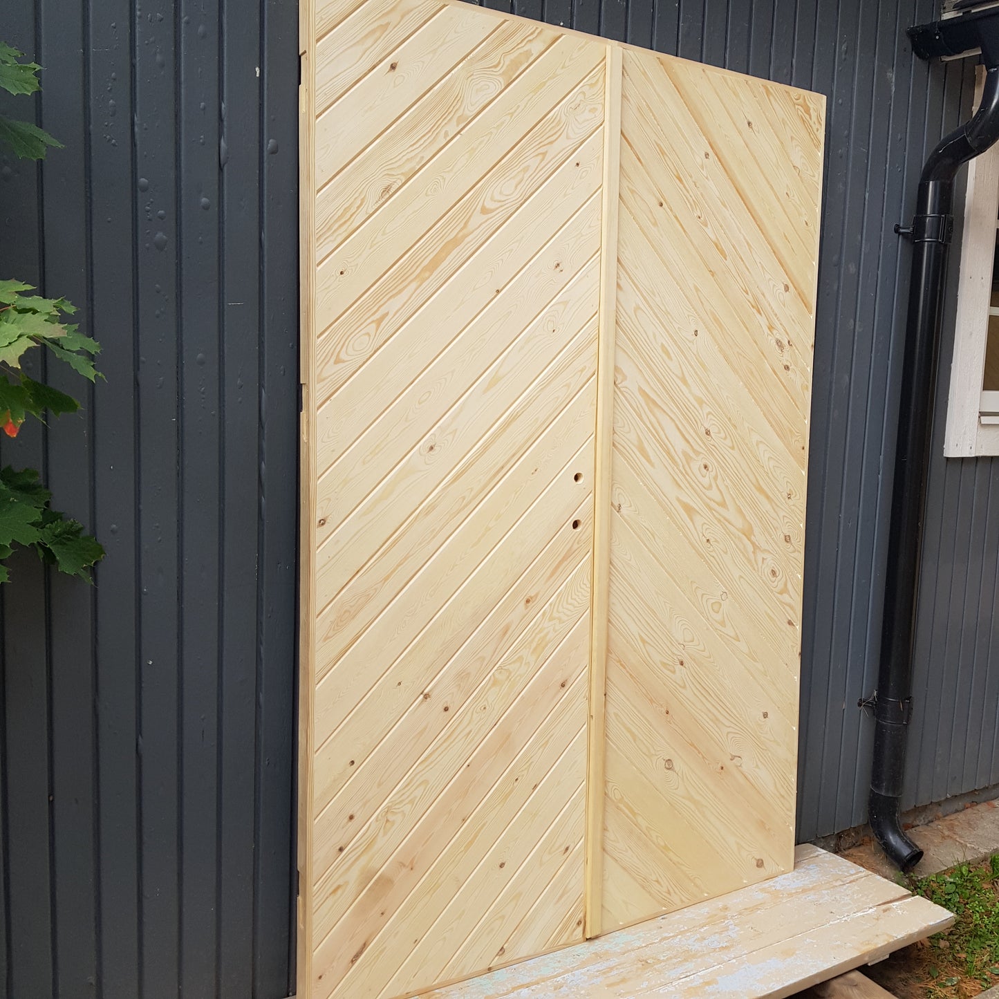 ART 723 - Nytillverkad pardörr i gammal Mått B145 x H210 cm Öppnas utåt Handtag på höger sida Dubbel glas Pris 17000 kr Tillkommer 1000 kr för gångjärn och låskista