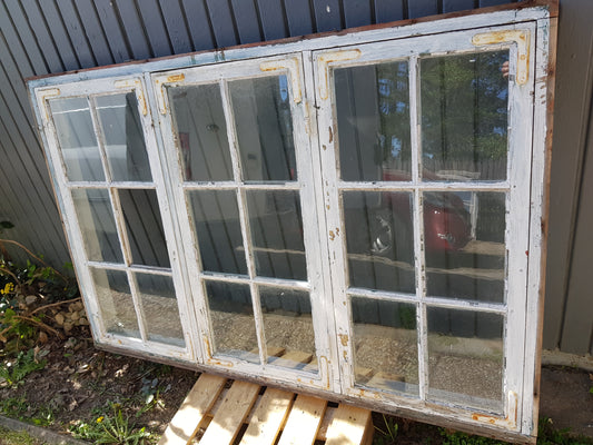 # Stort gammalt fönster med äkta spröjs samt munblåst glas ,innerbåge  Mått: B 150 H 100 D 9,5  Pris:4500 kr  ARTIKELNUMMER:510
