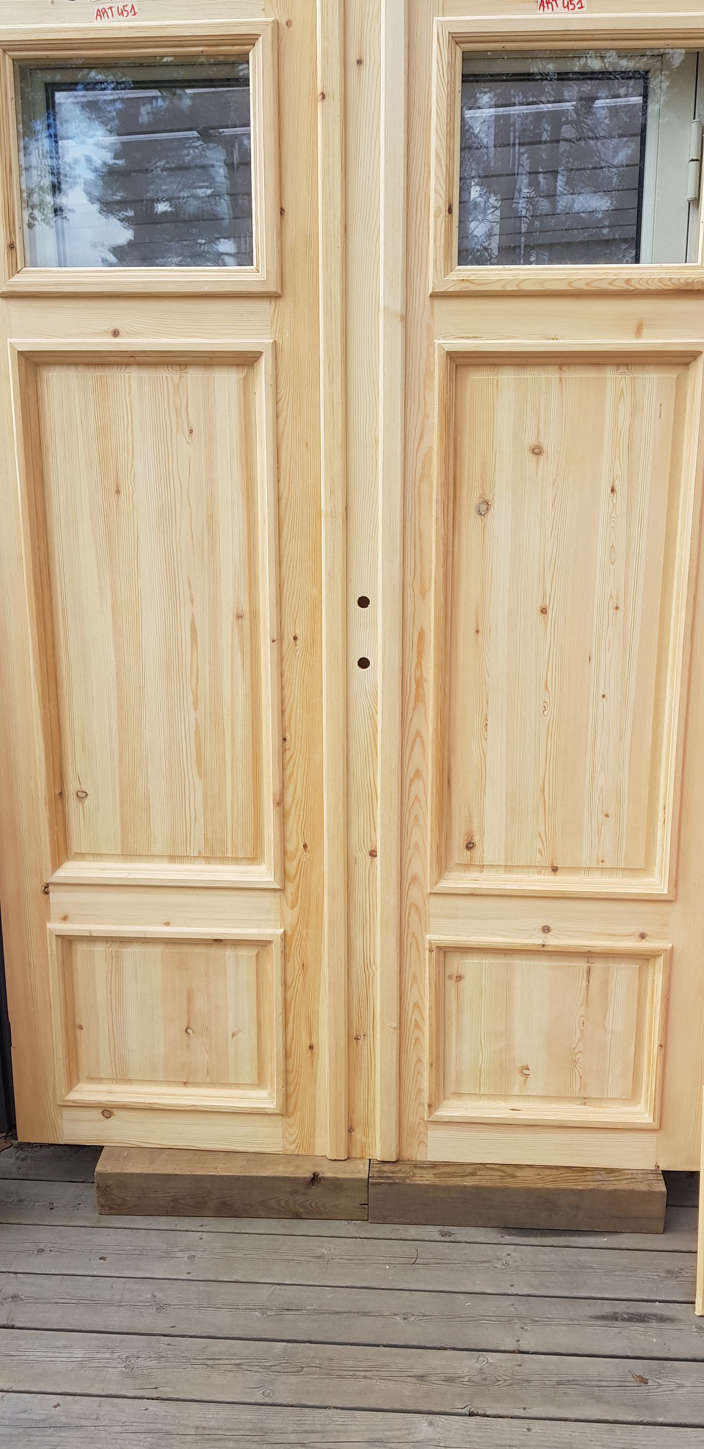 ARTIKELNUMMER 451 Nytillverkade obehandlade pardörrar med dubbelglas i gammal stil inkl karm karmyttermått Bredd 140 cm Höjd 210 cm Djup dörrblad 4,5 cm Pris: 15000 kr Tillkommer 1000 kr för gångjärn och låskista om man väljer det