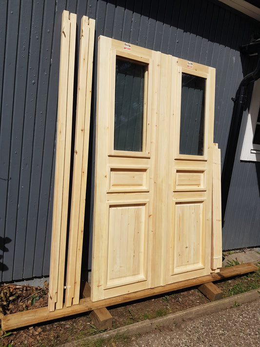 ARTIKELNUMMER 478 Nytillverkade obehandlade pardörrar med dubbelglas i gammal stil inkl. karm karmyttermått Bredd 130 cm Höjd 210 cm Djup dörrblad 4,5 cm Pris: 15000 kr Tillkommer 1000 kr för gångjärn och låskista