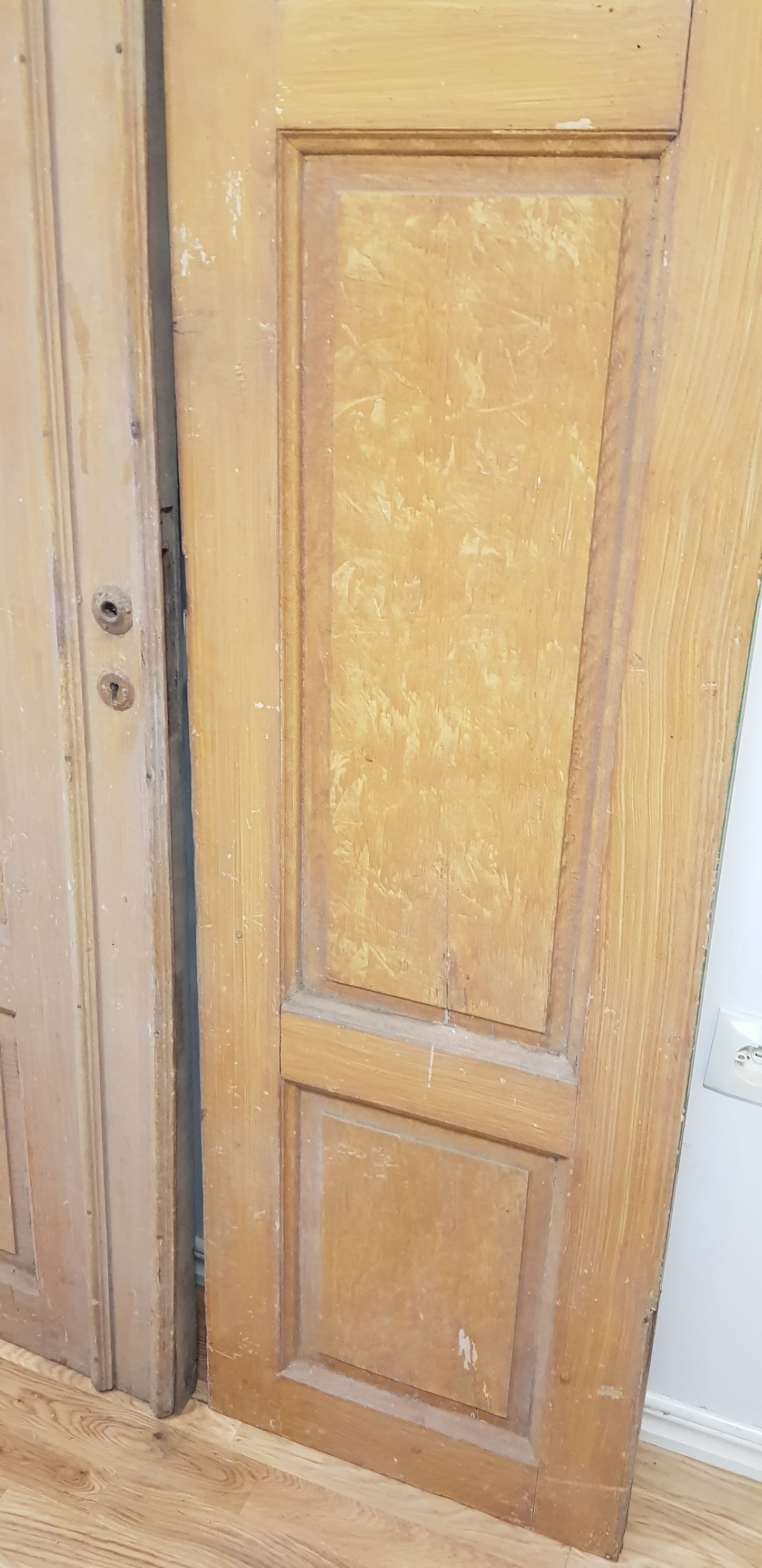 *Härlig och fin Antik pardörr komplett med nytillverkad karm Mått utan karm Bredd 49+59 cm Höjd 194 cm Djup dörrblad 4.5 cm Mått med karm: Bredd 118 cm Höjd 204 cm Djup 10 cm Pris pardörr: 9000 kr Pris nytillverkad karm: 1500 kr ARTIKELNUMMER 192