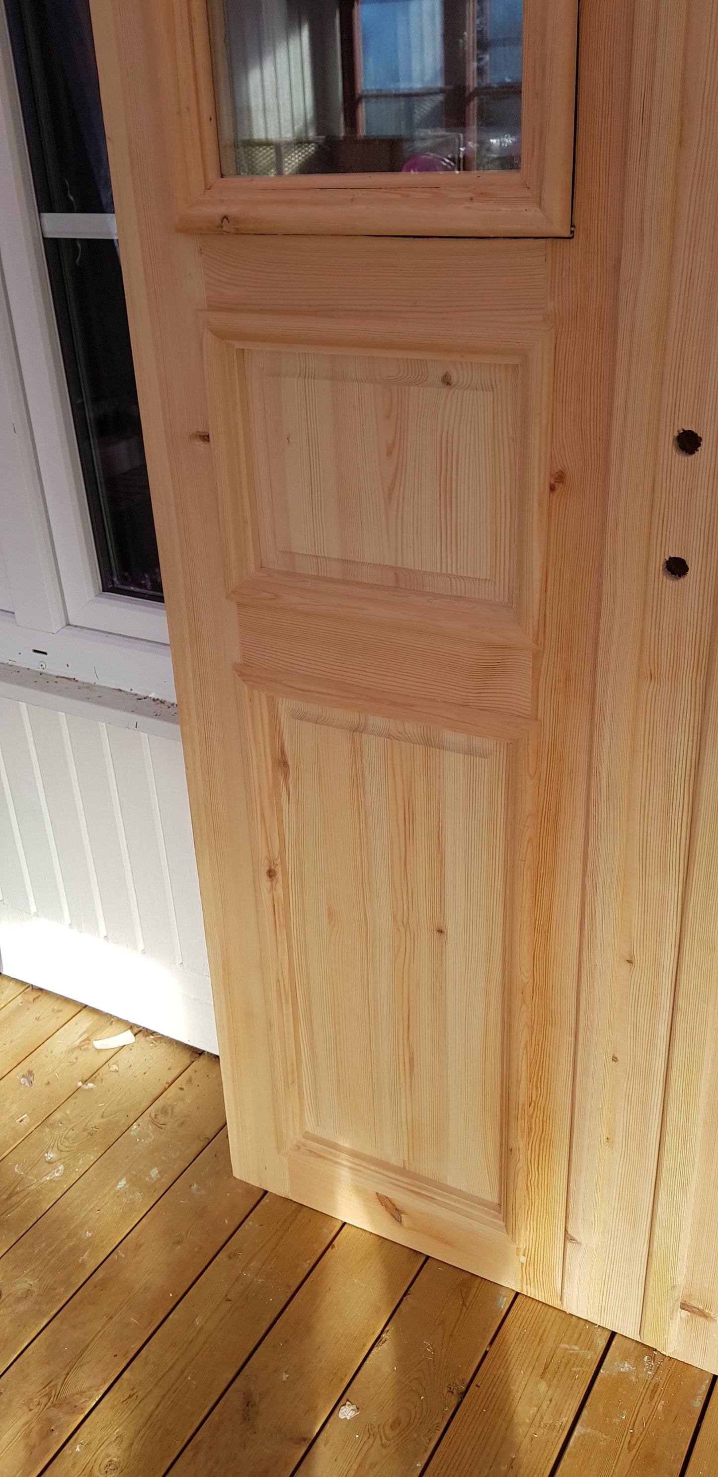 ARTIKELNUMMER 468 Nytillverkade Pardörrar i gammal stil med dubbelglas inklusive karm behöver kompletteras med gångjärn och låskista. Yttermått Mått Bredd 120 cm Höjd 210 cm Djup dörrblad 4.5 cm Pris: 15000 kr