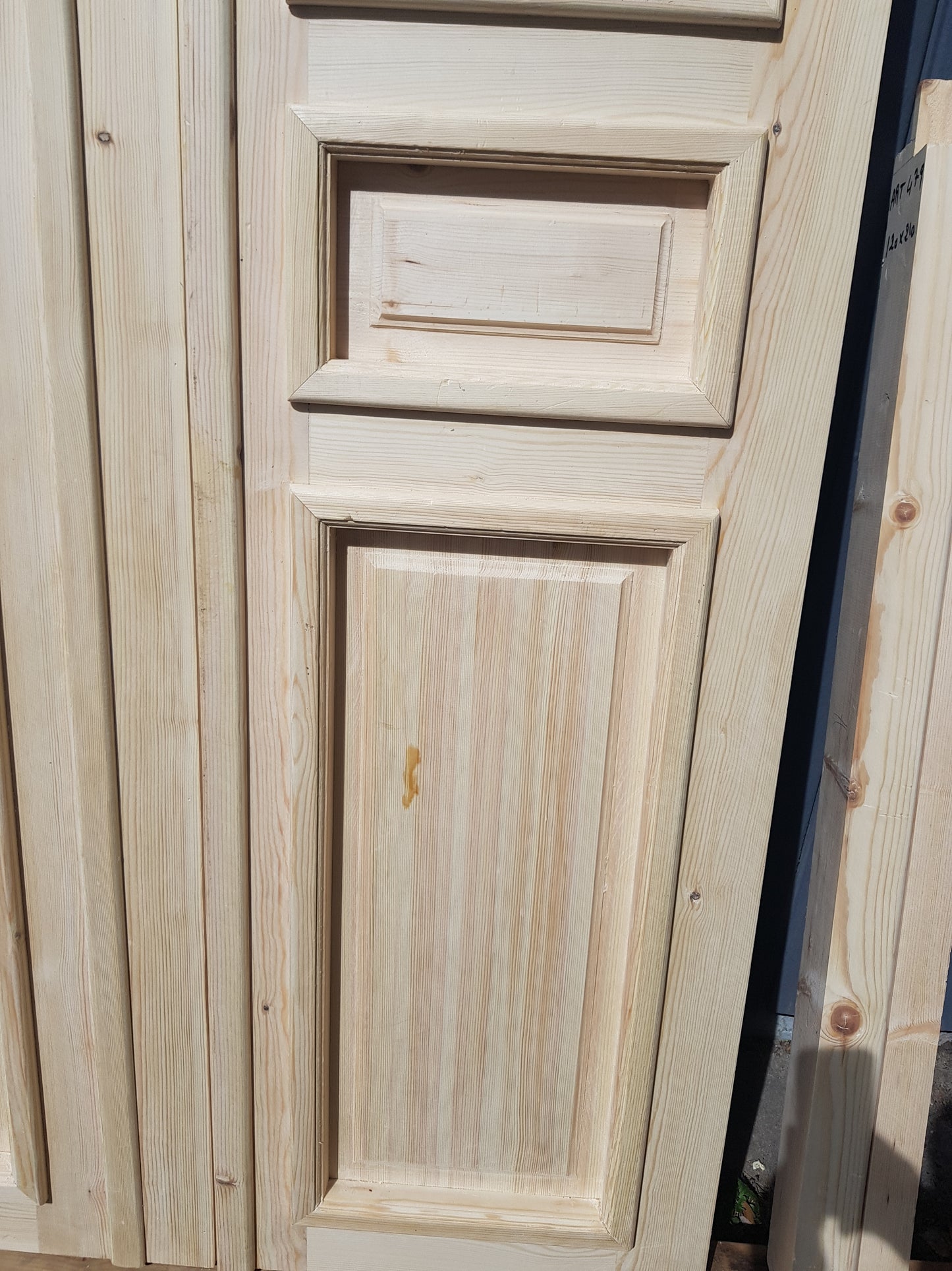 ARTIKELNUMMER 479 Nytillverkade obehandlade pardörrar med dubbelglas i gammal stil inkl. karm karmyttermått Bredd 130 cm Höjd 210 cm Djup dörrblad 4,5 cm Pris: 15000 kr Tillkommer 1000 kr för gångjärn och låskista om man väljer det