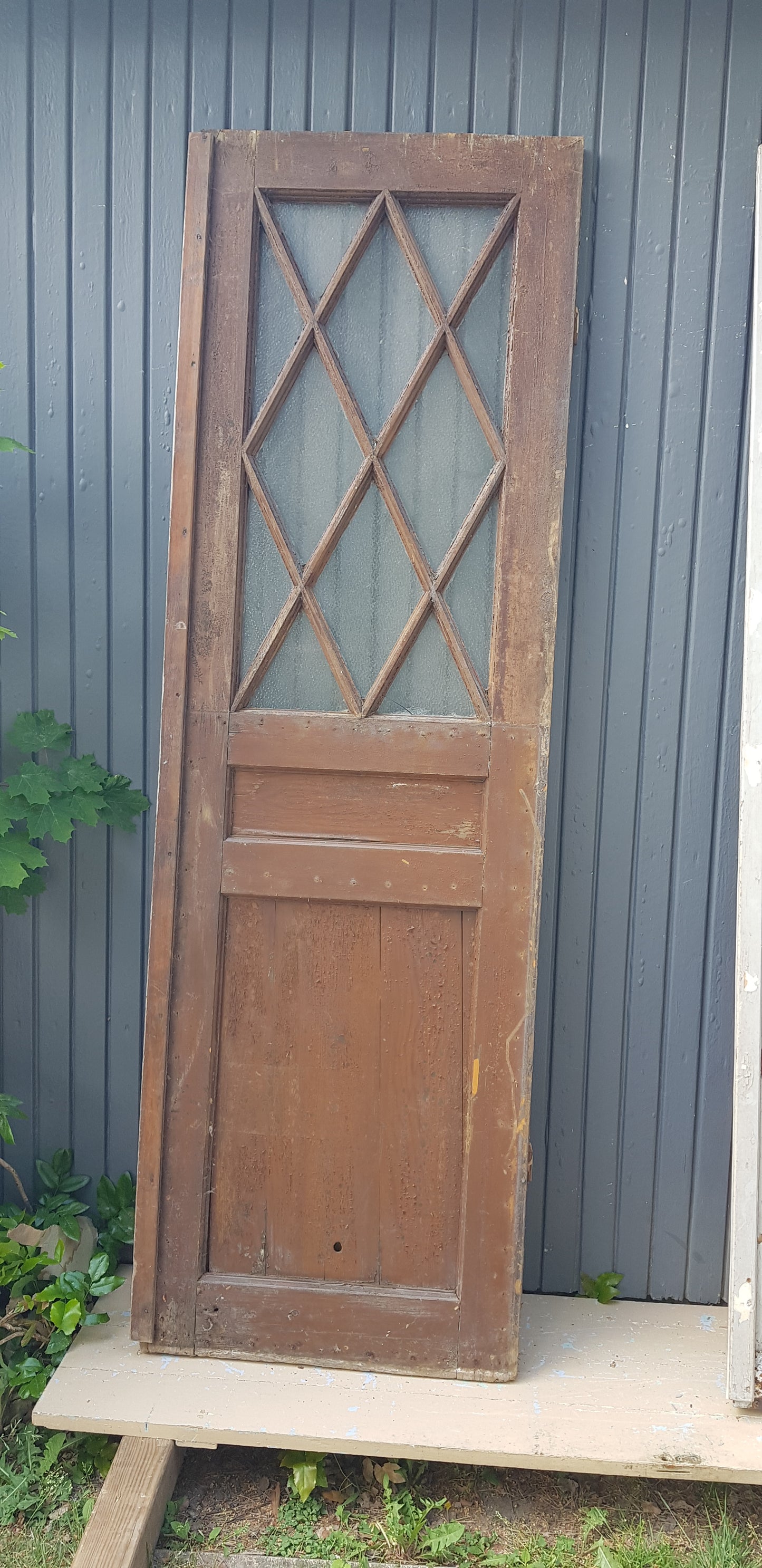 ARTIKELNUMMER 549 Äldre pardörr utan karm, gångjärn är placerade på fel sida och behöver justeras Mått:B 70+70 H 224 D 4,5 Pris :8000kr