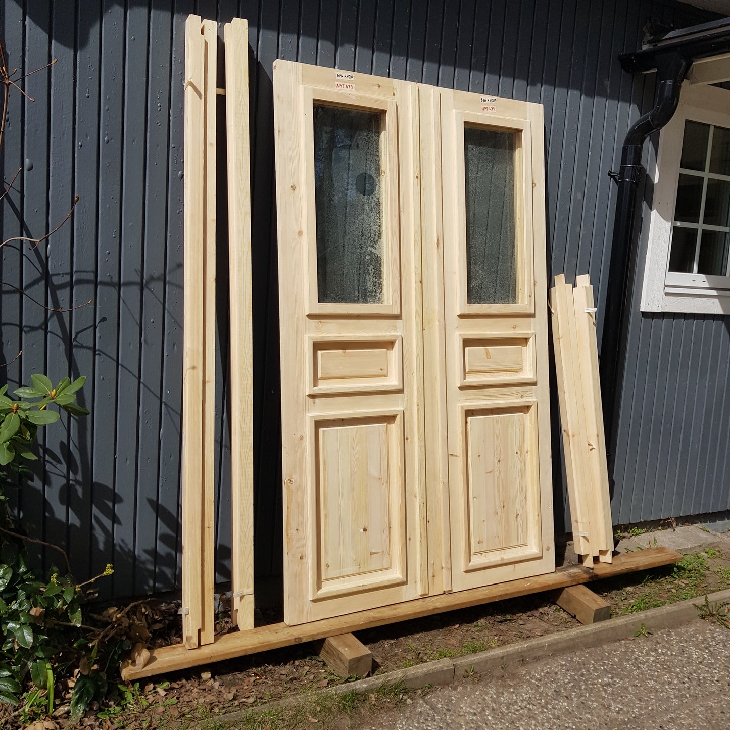 ARTIKELNUMMER 473 Nytillverkade obehandlade pardörrar med dubbelglas i gammal stil inkl. karm karmyttermått Bredd 130 cm Höjd 210 cm Djup dörrblad 4,5 cm Pris: 15000 kr Tillkommer 1000 kr för gångjärn och låskista om man väljer det