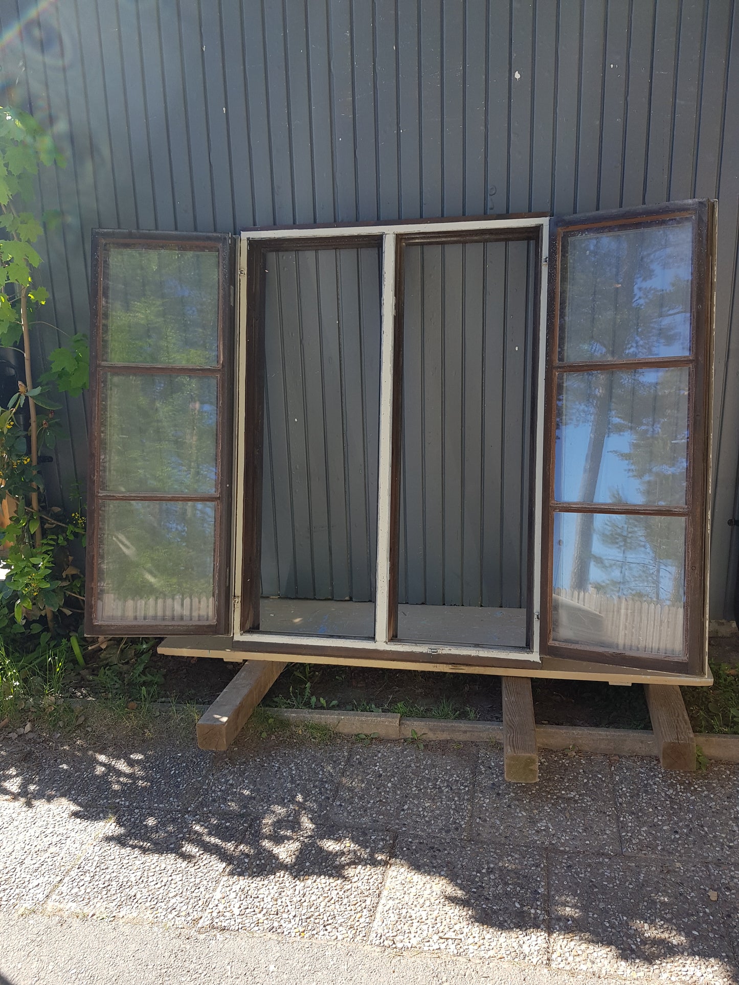 ARTIKELNUMMER 539.  1 st fina 3 glas fönster med spröjs och karm ,öppnas inåt  Mått: H 147 B 107  Pris: 3000 Kr/ st