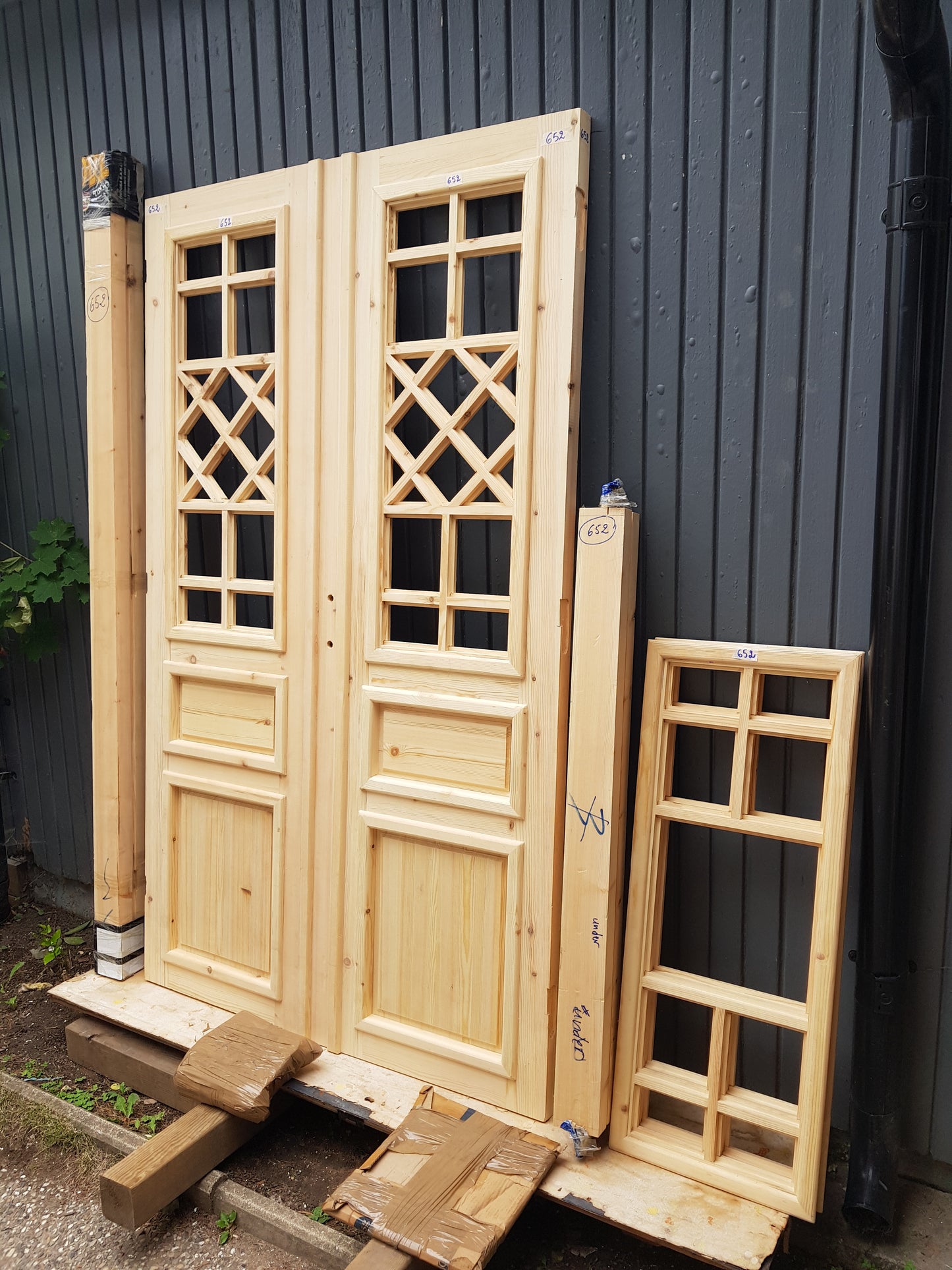 ART 652 Nytillverkad pardörr i gammal stil Mått B130 x H210 cm Öppnas utåt Handtag på höger sida Pris 15000 kr Tillkommer 1000 kr för gångjärn och låskista