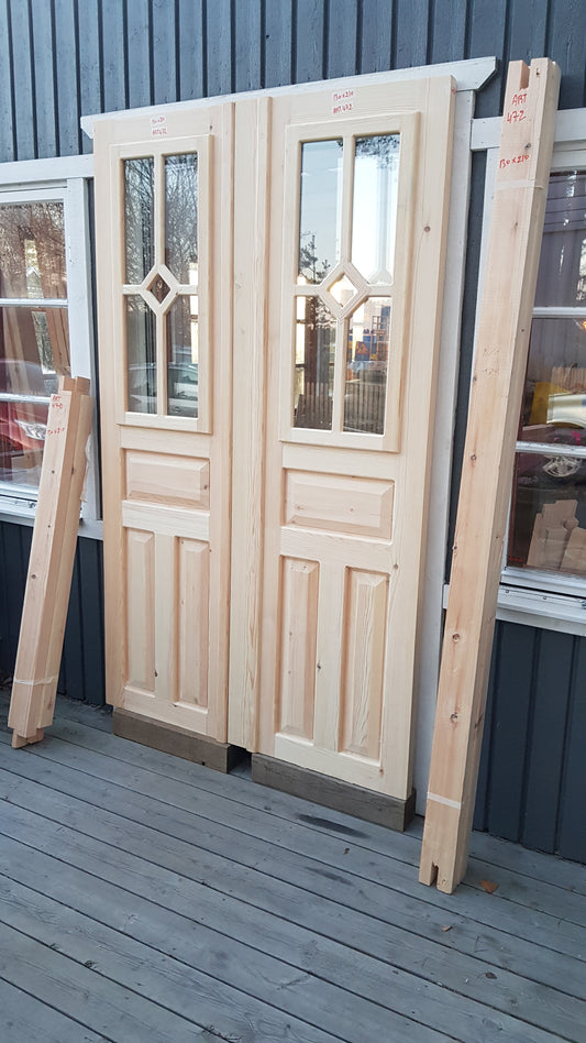 ARTIKELNUMMER 472 Nytillverkade obehandlade pardörrar med dubbelglas i gammal stil inkl karm karmyttermått Bredd 130 cm Höjd 210 cm Djup dörrblad 4,5 cm Pris:15000 kr Tillkommer 1000 kr för gångjärn och låskista om man väljer det