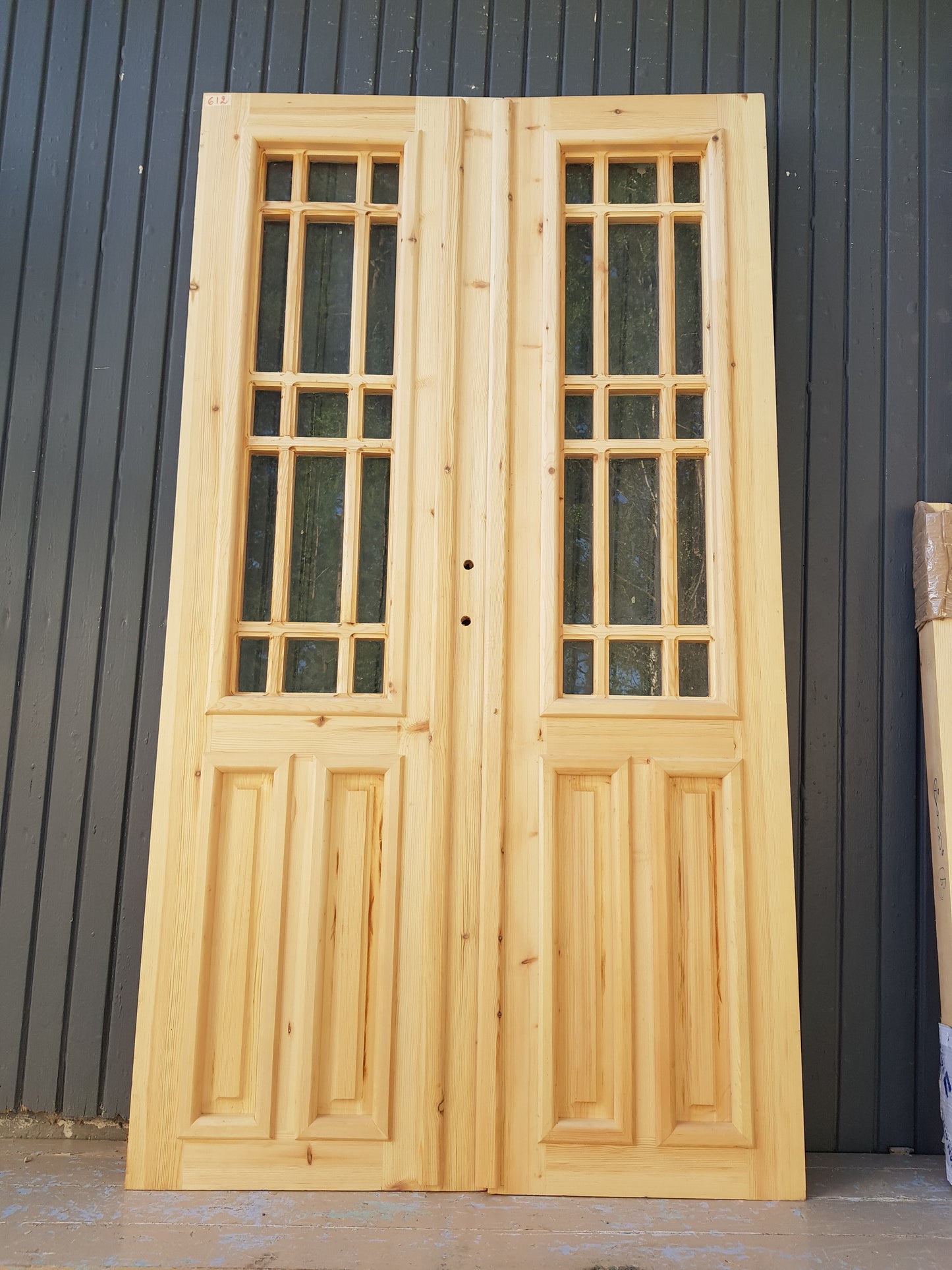 ART 612 Nytillverkad pardörr i gammal stil Mått B120 x H210 cm Öppnas utåt Handtag på höger sida Pris 15000 kr Tillkommer 1000 kr för gångjärn och låskista