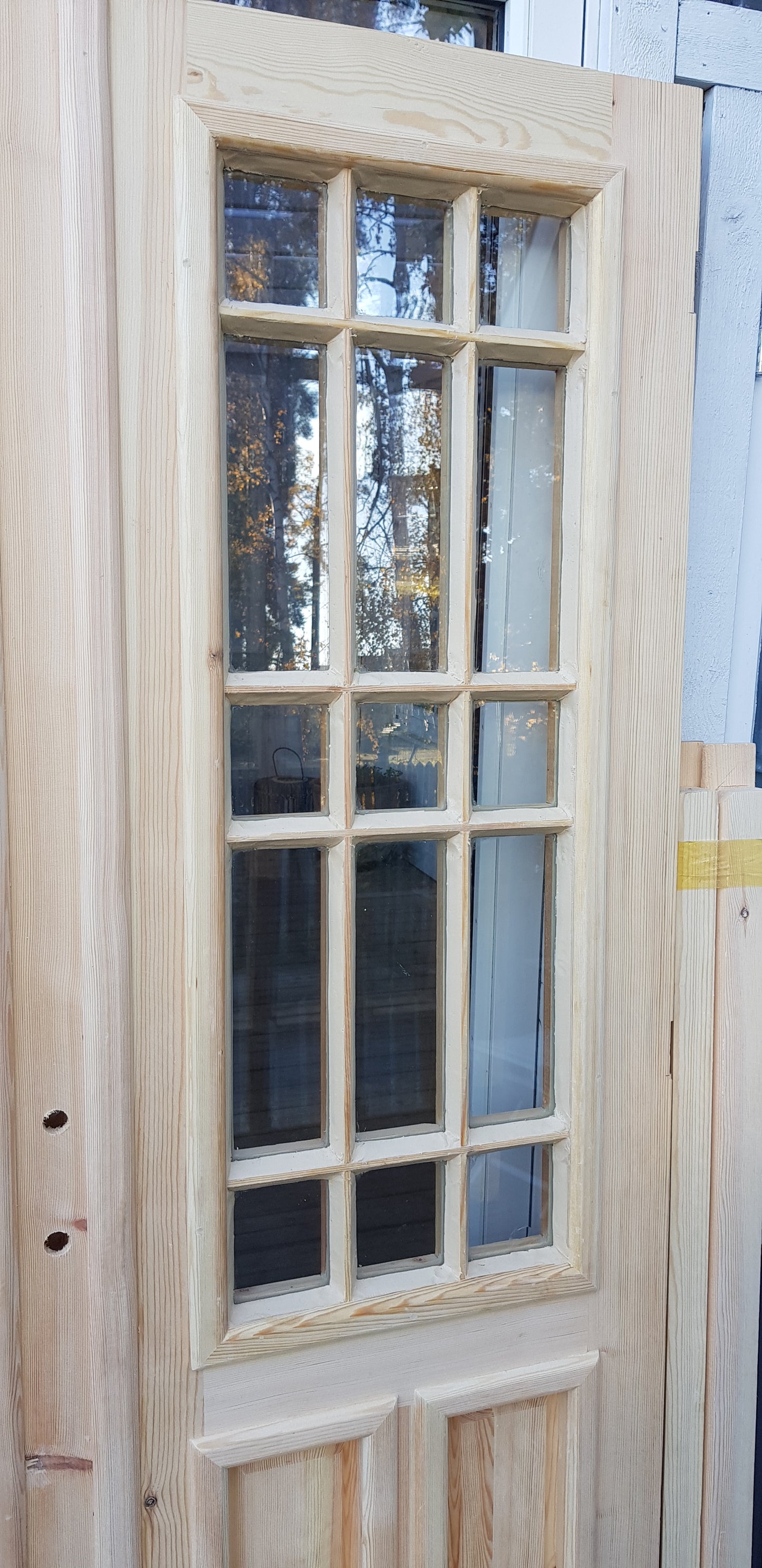 ART 741 - Nytillverkad pardörr i gammal stil Mått B130 x H200 cm Öppnas utåt Handtag på höger sida enkel glas Pris 15000 kr Tillkommer 1000 kr för gångjärn och låskista