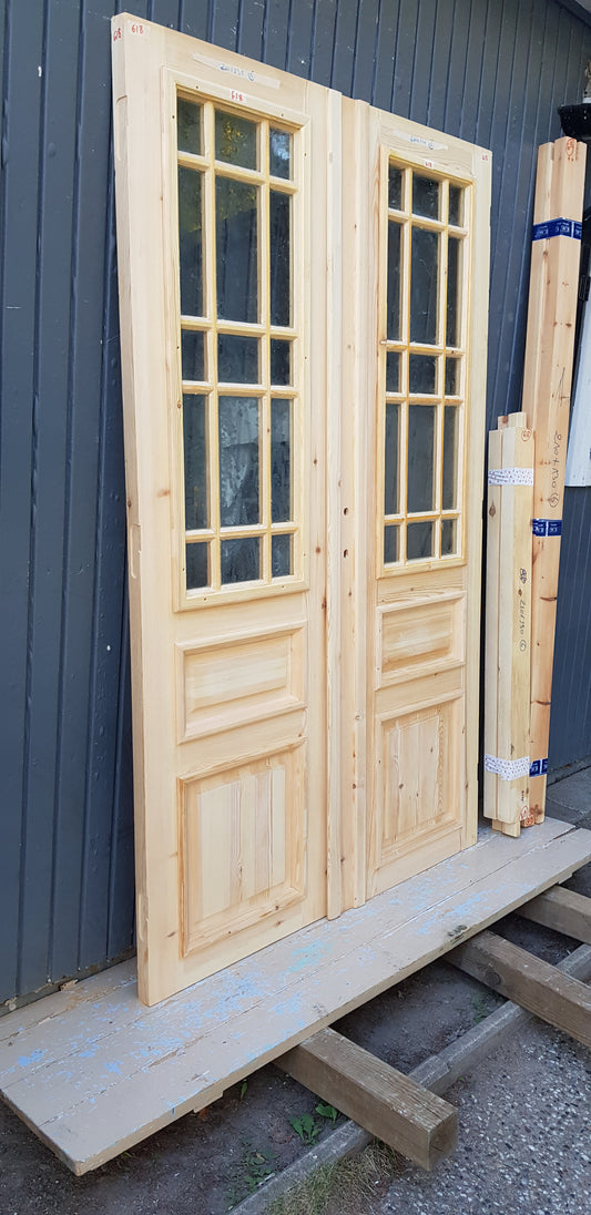 ART 618 Nytillverkad pardörr i gammal stil Mått B130 x H210 cm Öppnas utåt Handtag på höger sida Pris 15000 kr Tillkommer 1000 kr för gångjärn och låskista